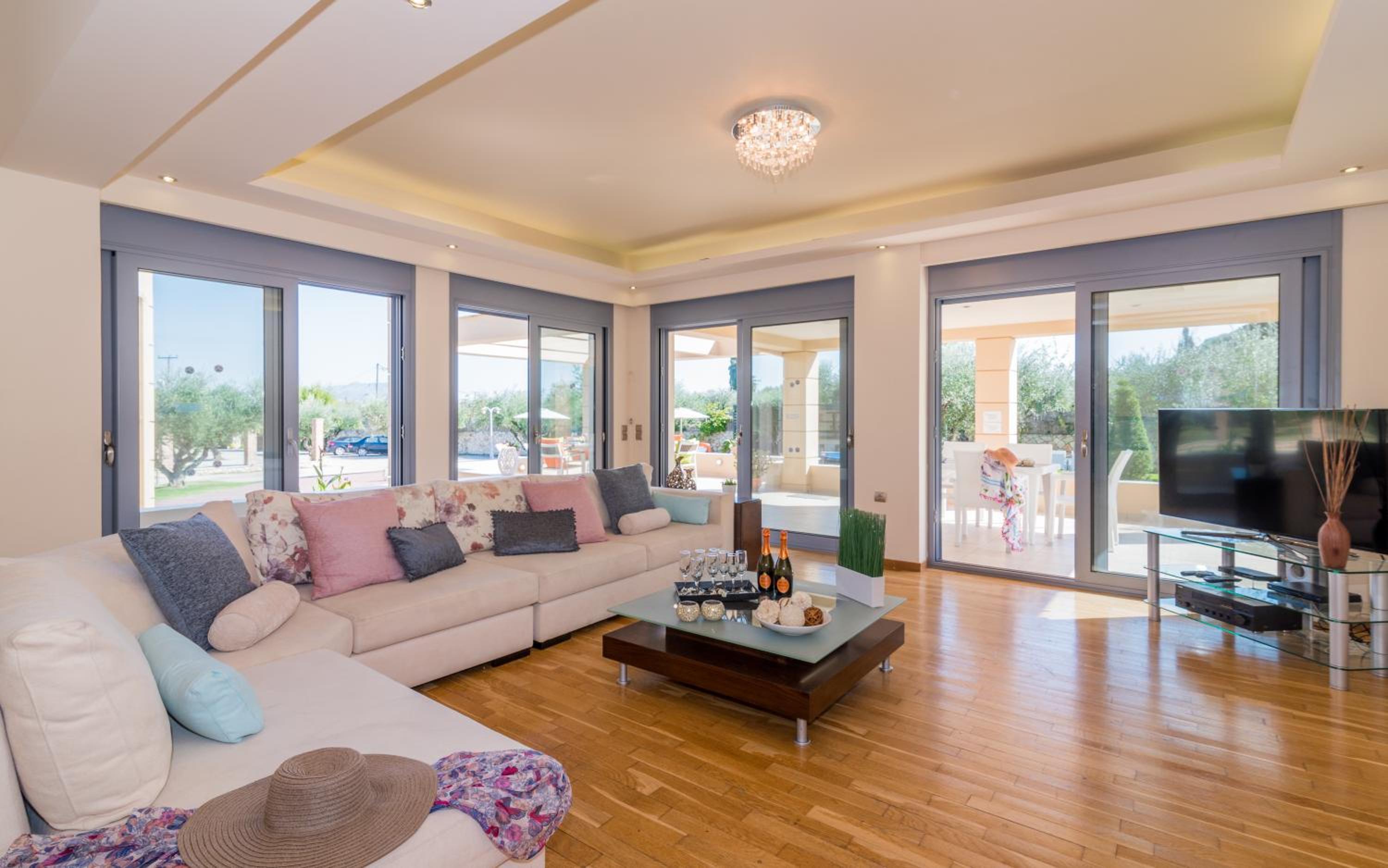 Astarte Villas - Istar Villa with Tennis Court