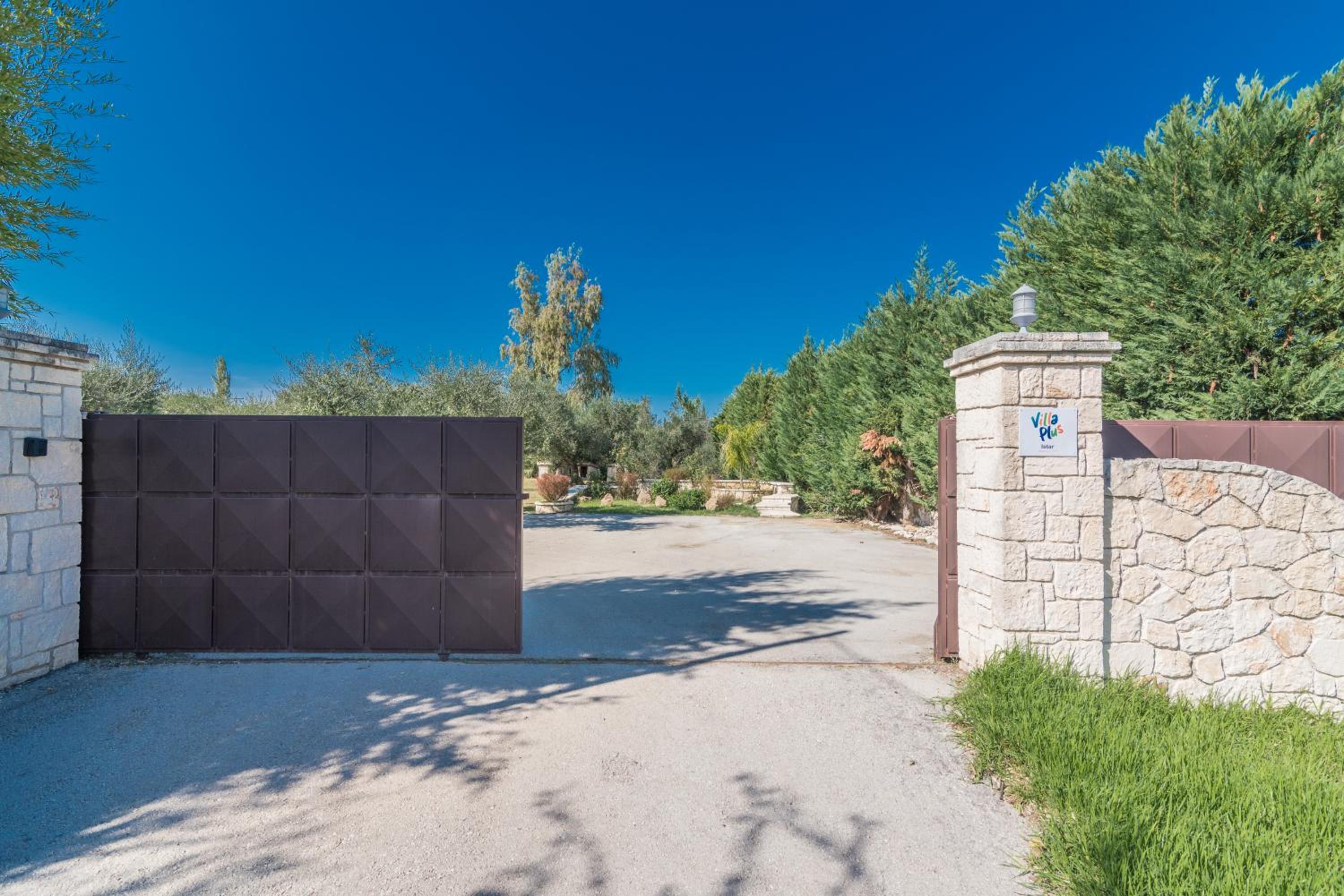 Astarte Villas - Istar Villa with Tennis Court