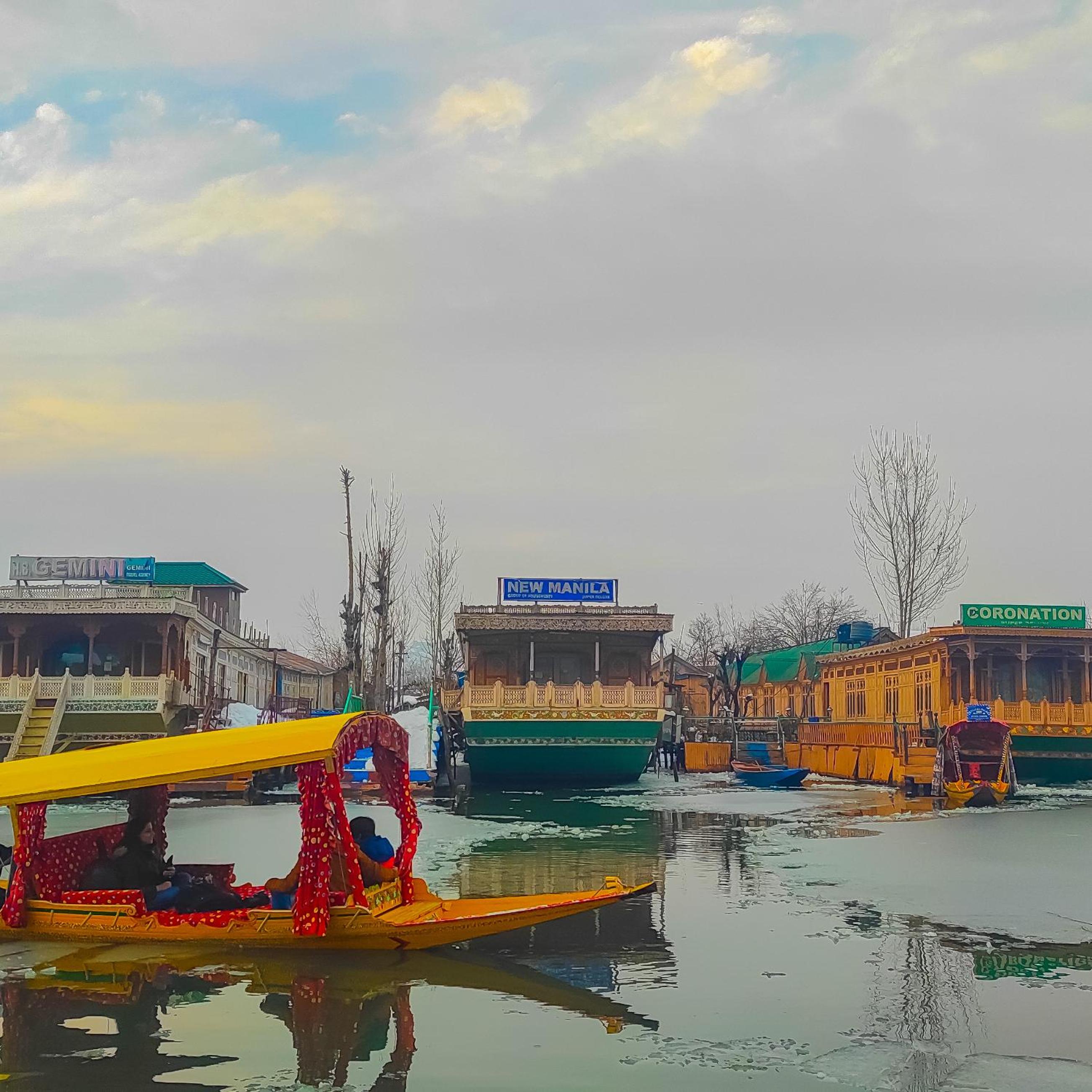 Dal Lake Heritage Houseboat New Manila view 2