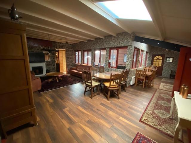 Unieke vriendenkamer met bedstedes tot 11 personen en 2 rustig gelegen chalets 2 en 4 persoons te huur! view 5
