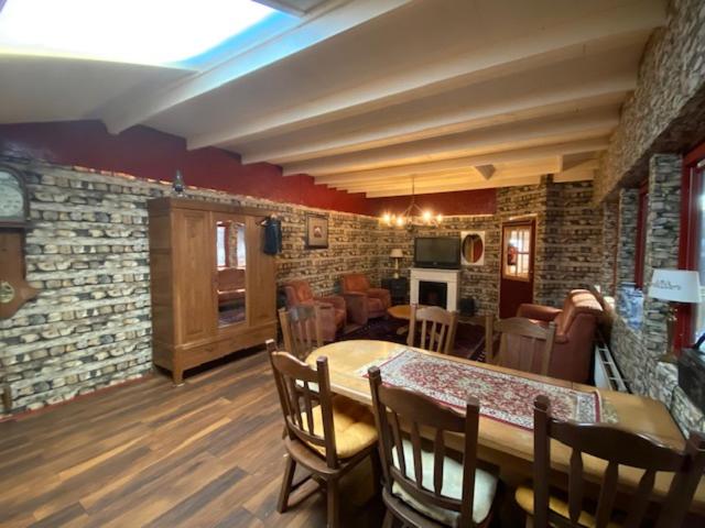Unieke vriendenkamer met bedstedes tot 11 personen en 2 rustig gelegen chalets 2 en 4 persoons te huur! view 4