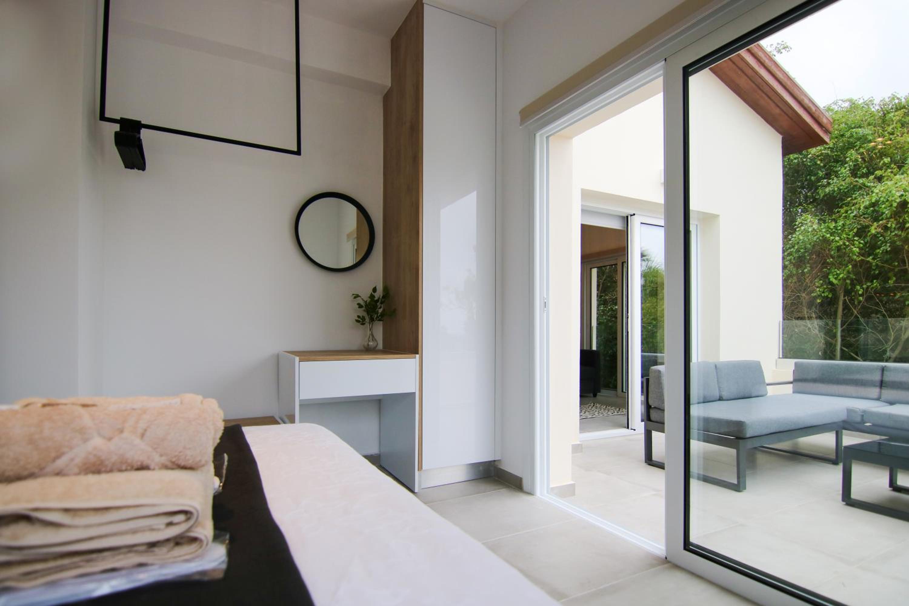 Phaedrus Living: Seaside Modern Flat Limnaria 123