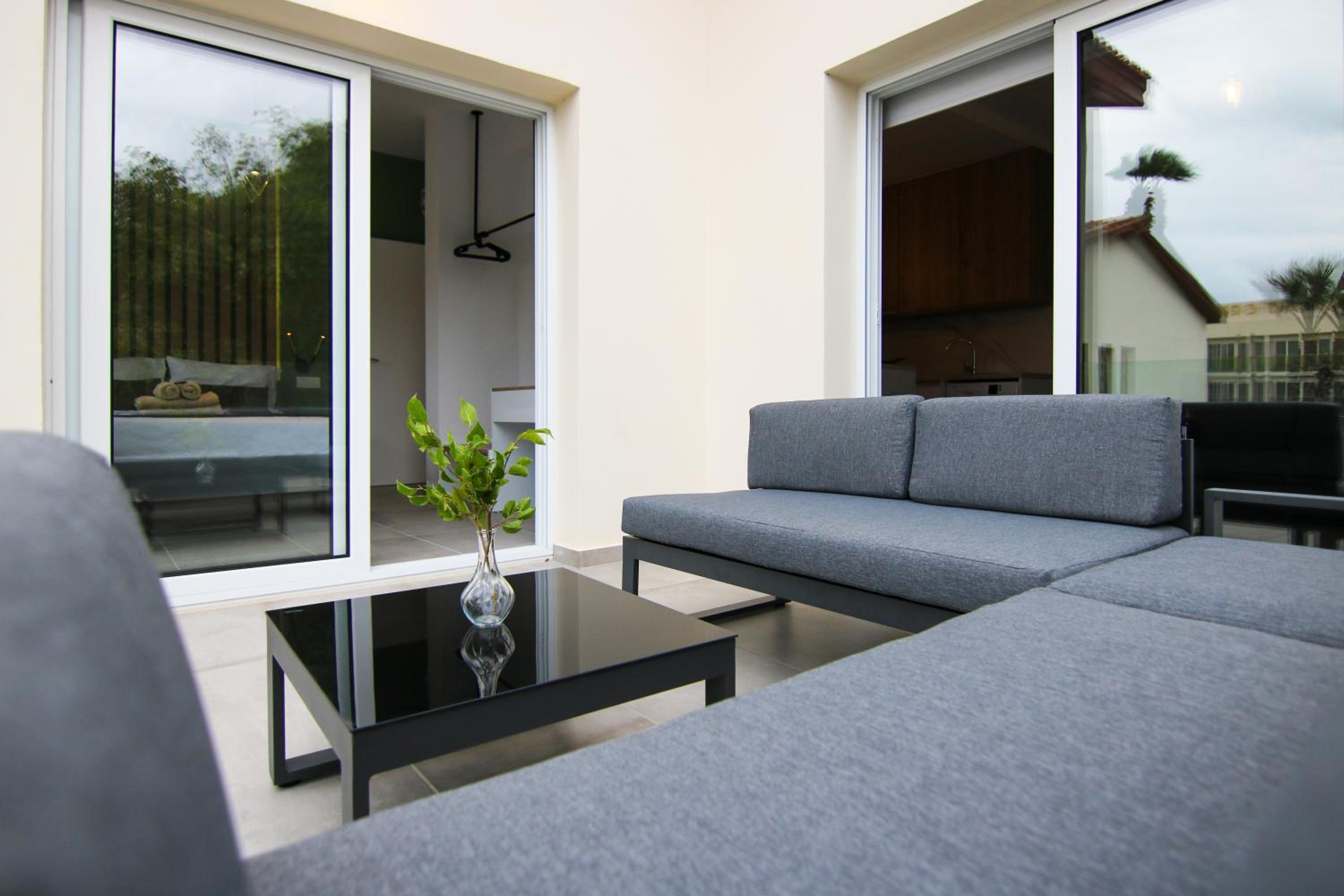 Phaedrus Living: Seaside Modern Flat Limnaria 123