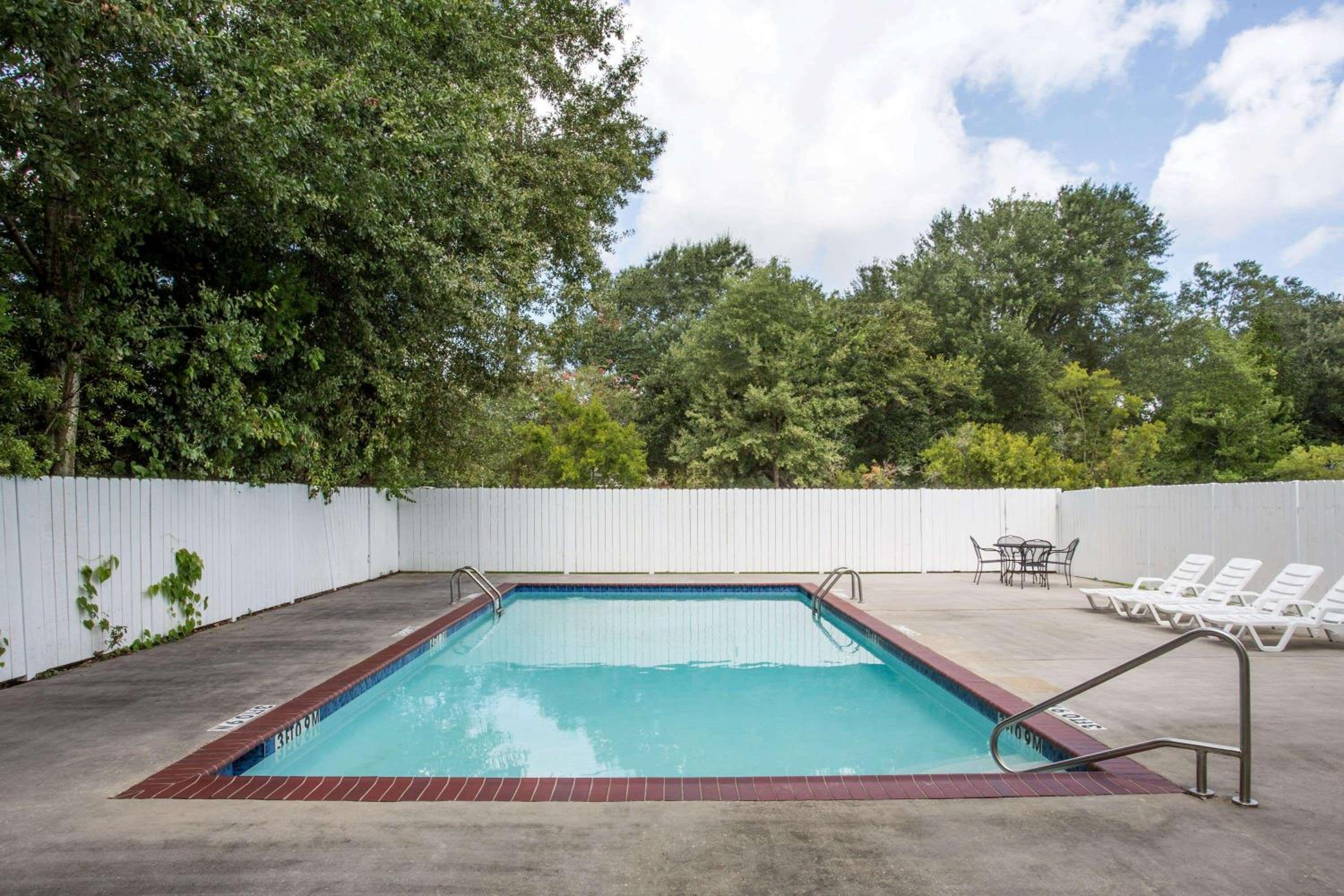 Howard Johnson by Wyndham Houma view 3