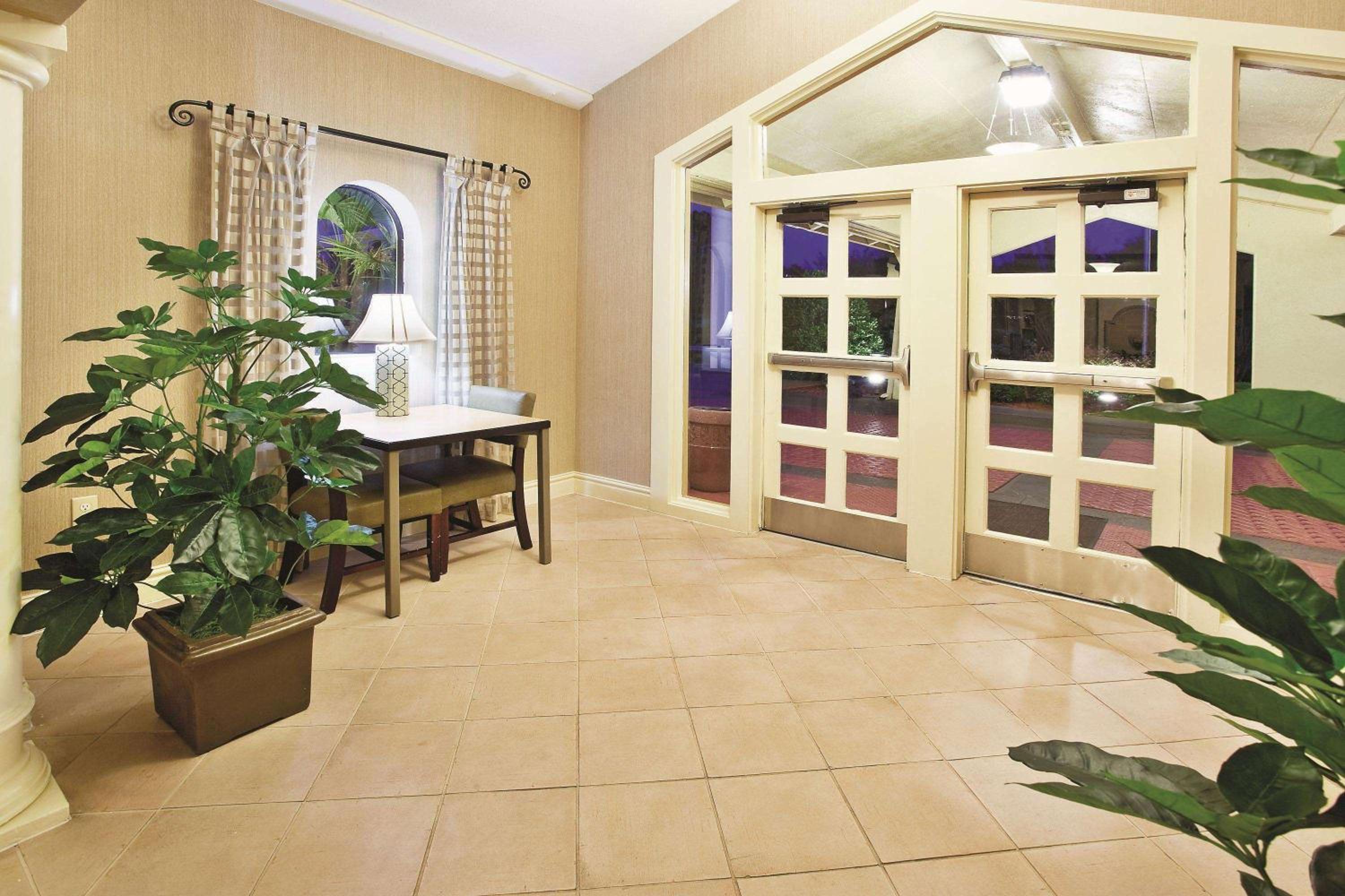 Howard Johnson by Wyndham Columbus Fort Moore - Image 5