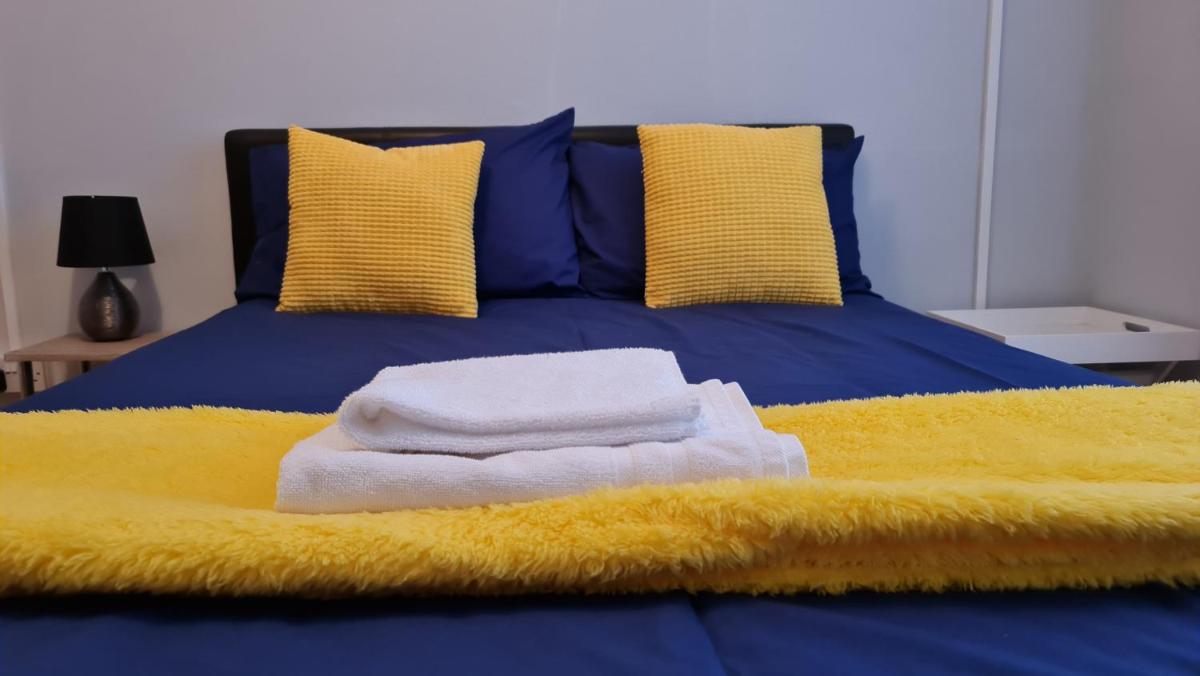 J BOOK NOW, Spacious 5 Bed Sleeps 9 Long Stays Workers & Families by Your Night Inn Group view 2