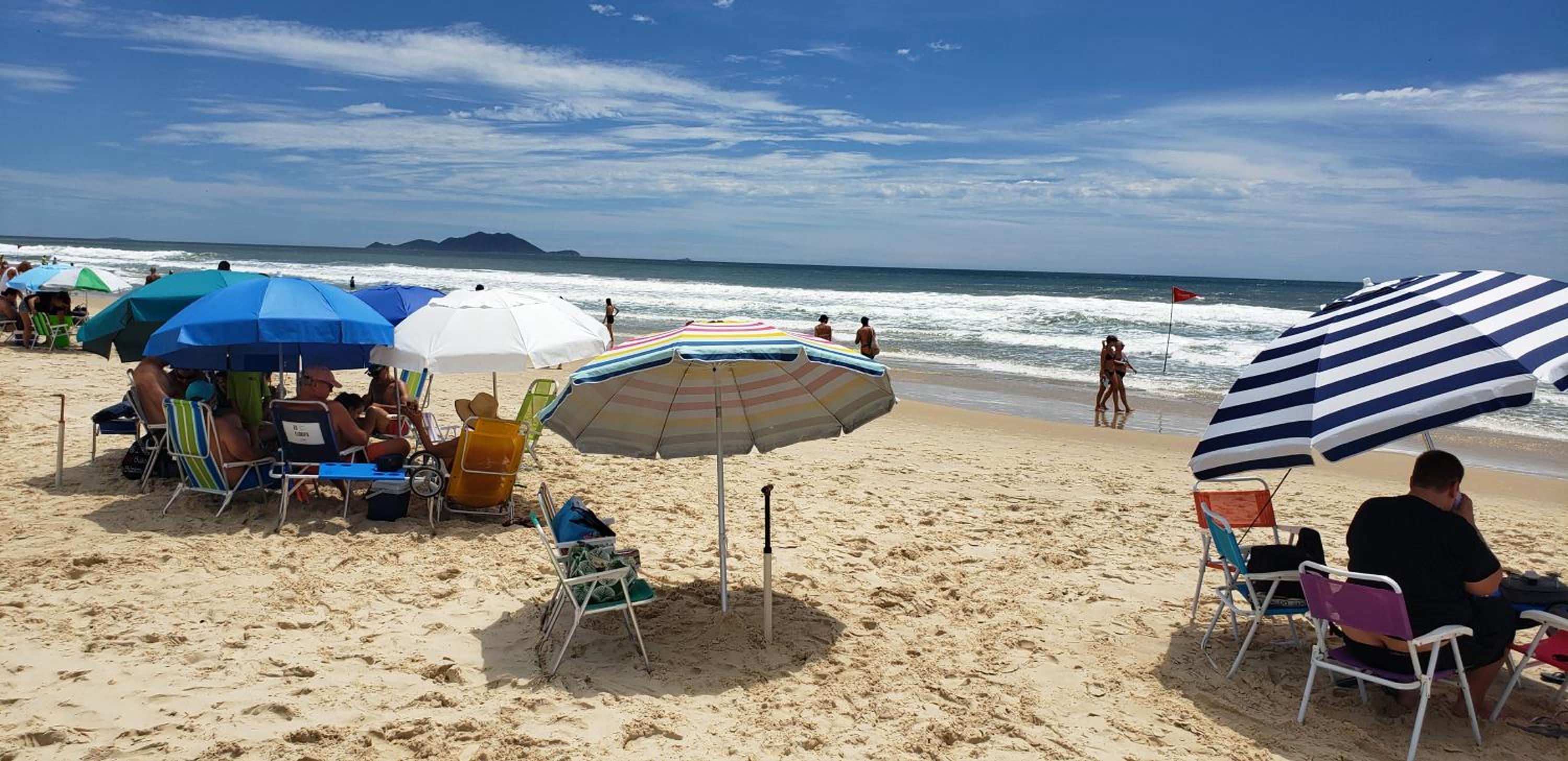 Apartamento frente para a piscina a uma quadra da praia