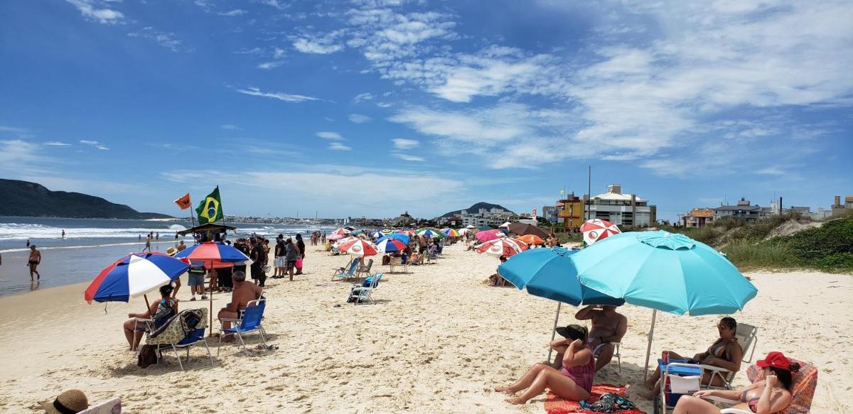 Apartamento frente para a piscina a uma quadra da praia