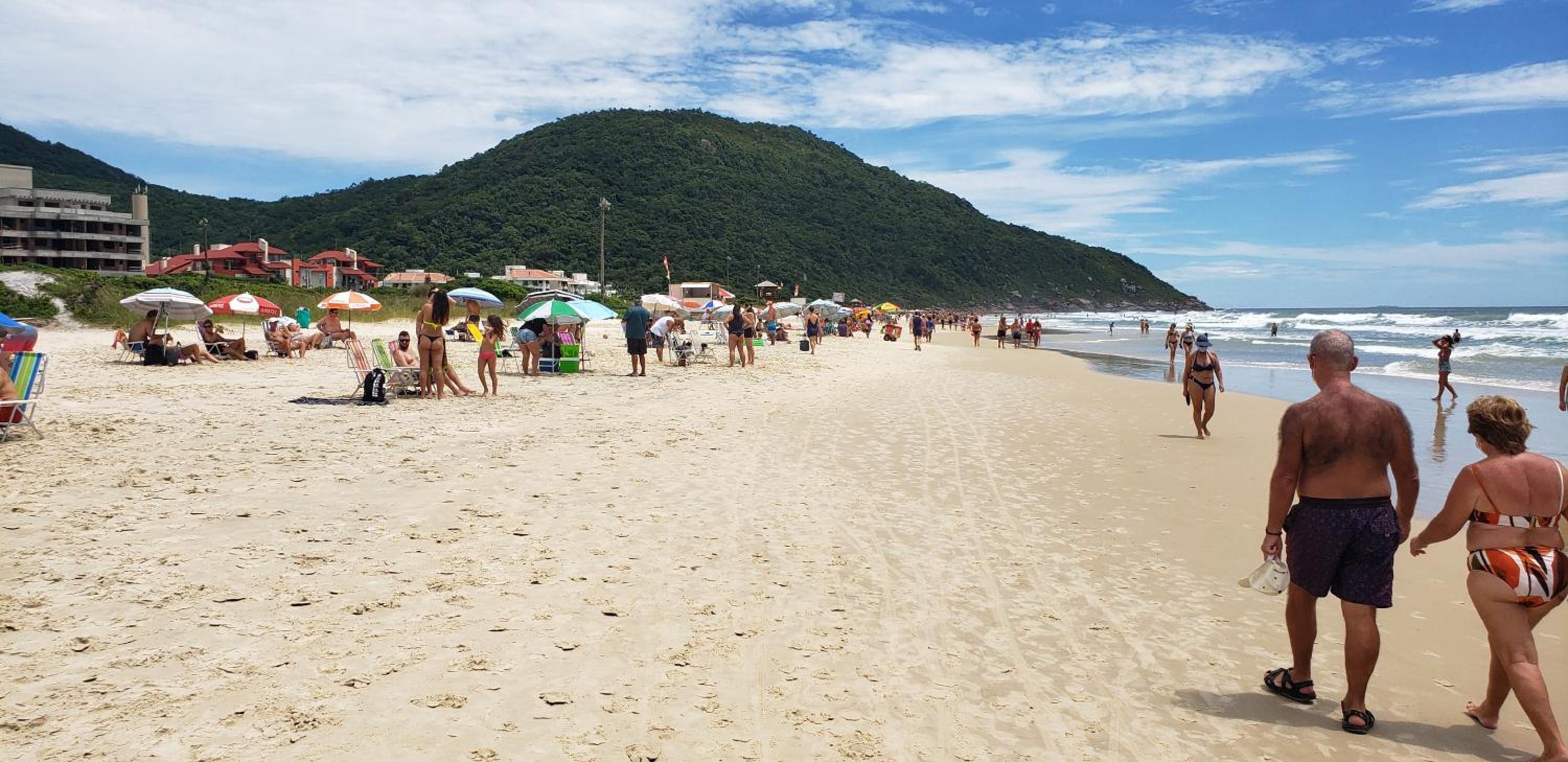 Apartamento frente para a piscina a uma quadra da praia