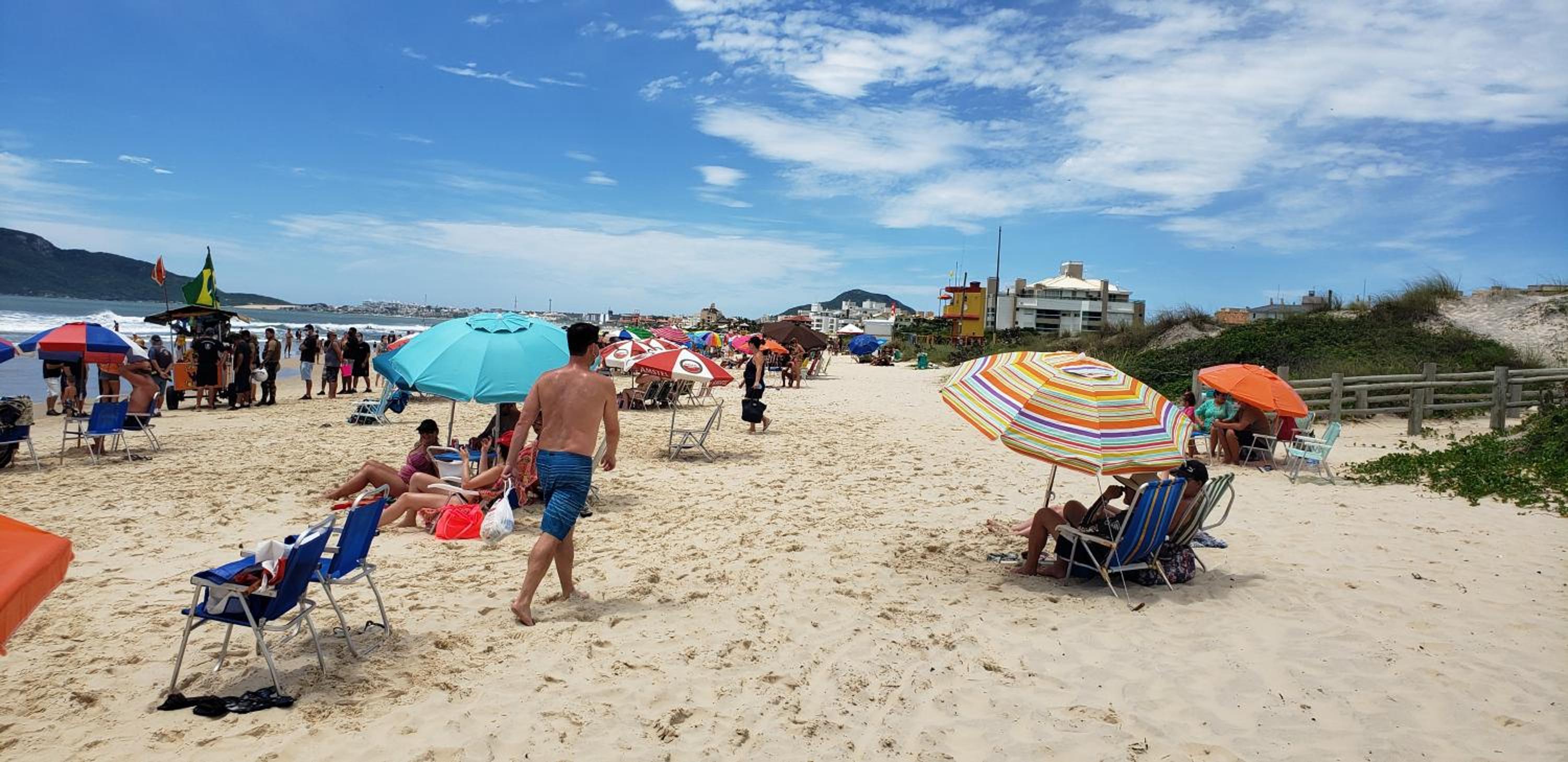 Apartamento frente para a piscina a uma quadra da praia