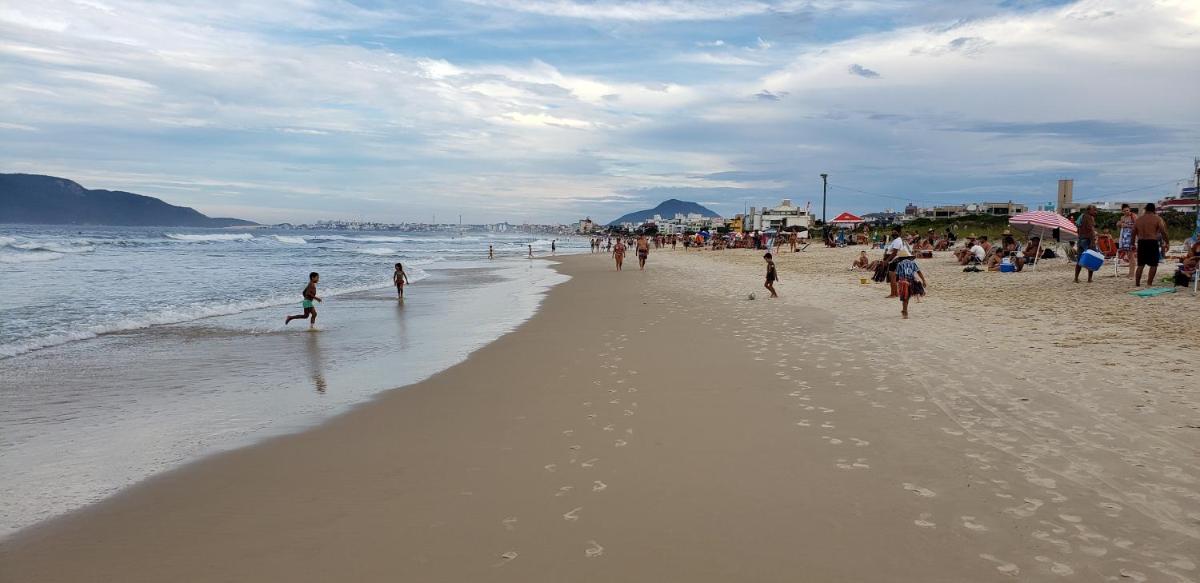 Apartamento frente para a piscina a uma quadra da praia