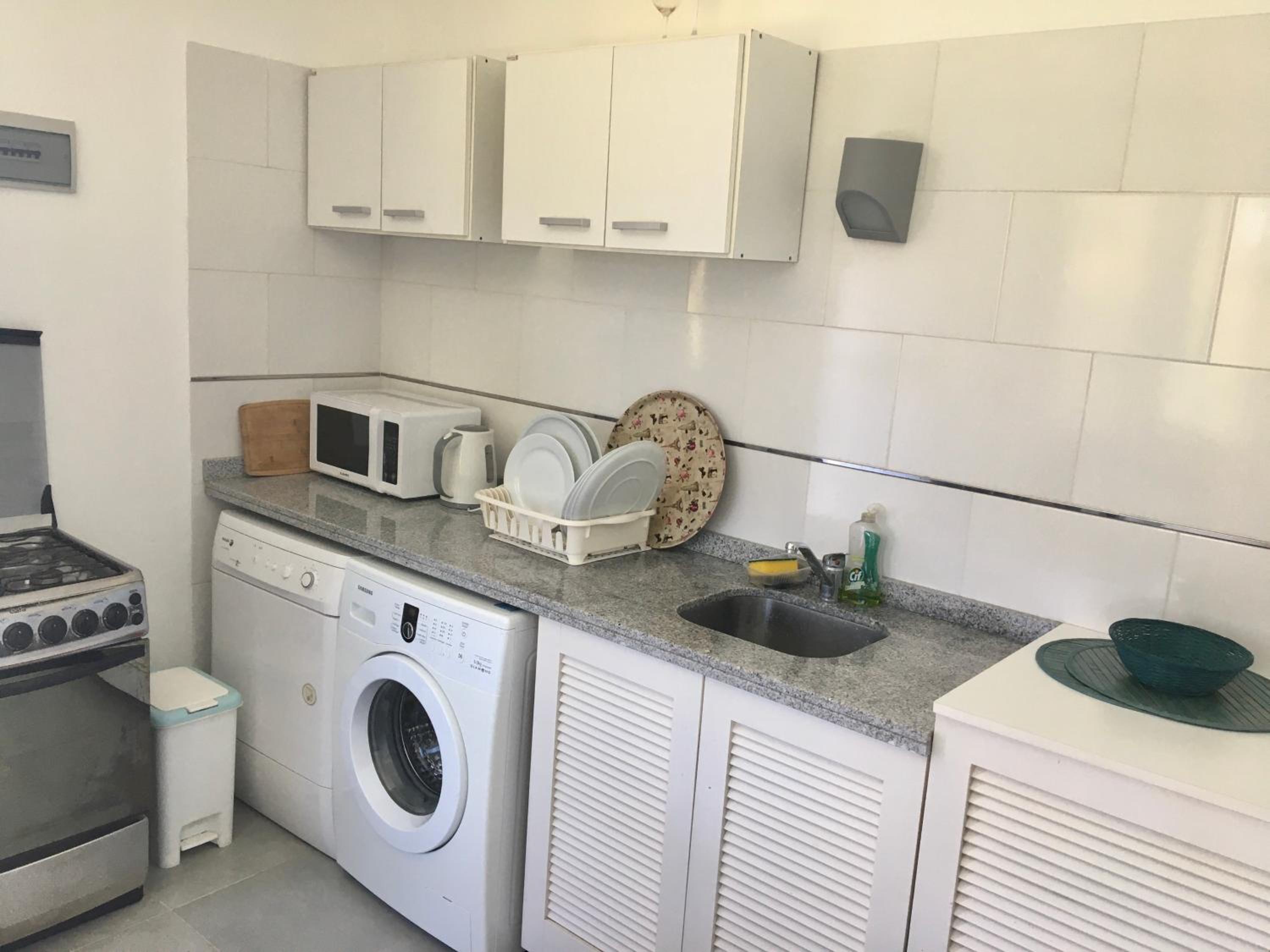 Apartamento con excelente ubicación y vista al Rio y hermosa piscina súper disfrutable view 4