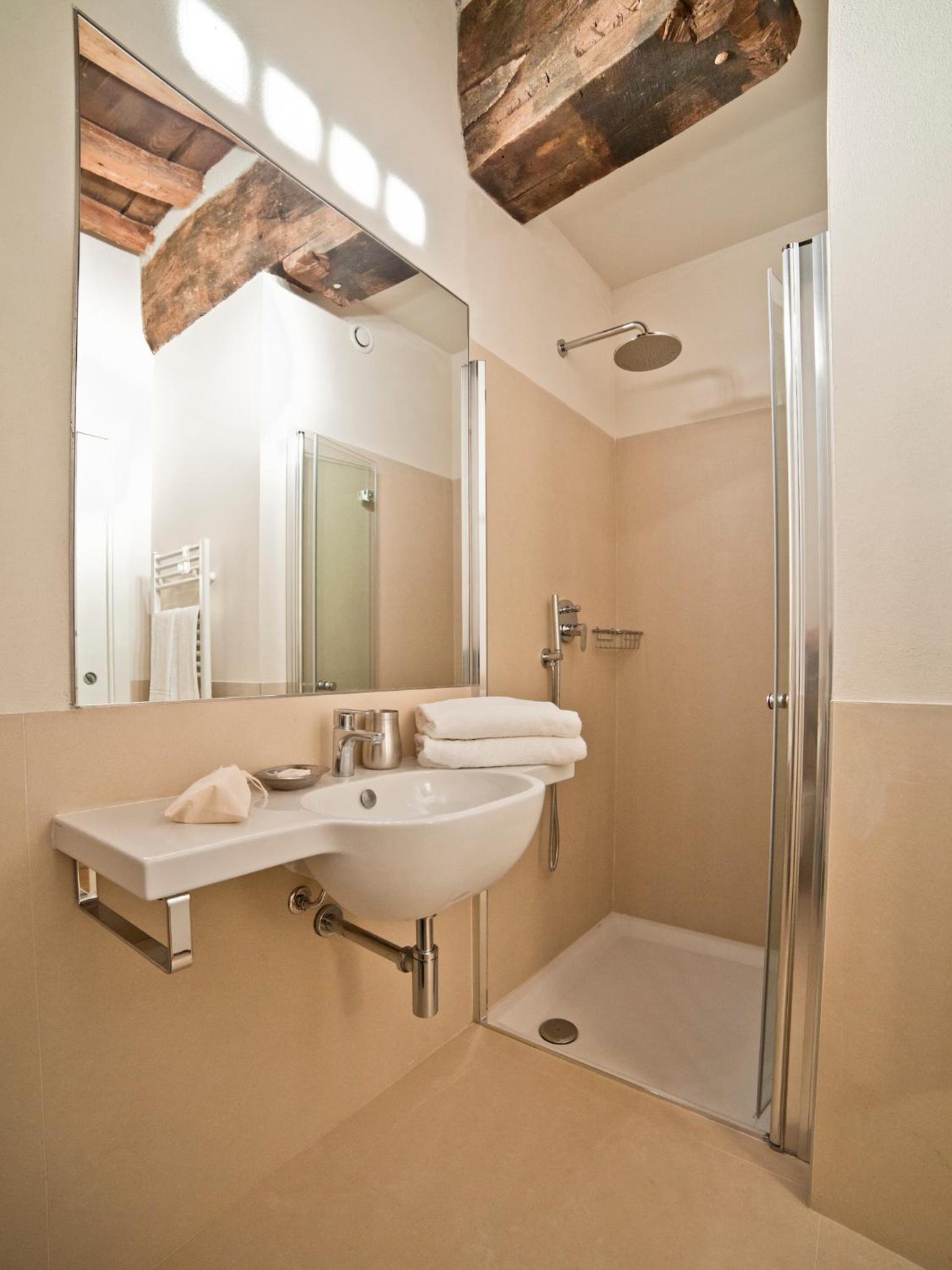 B&B Il Corso en Siena — bathroom