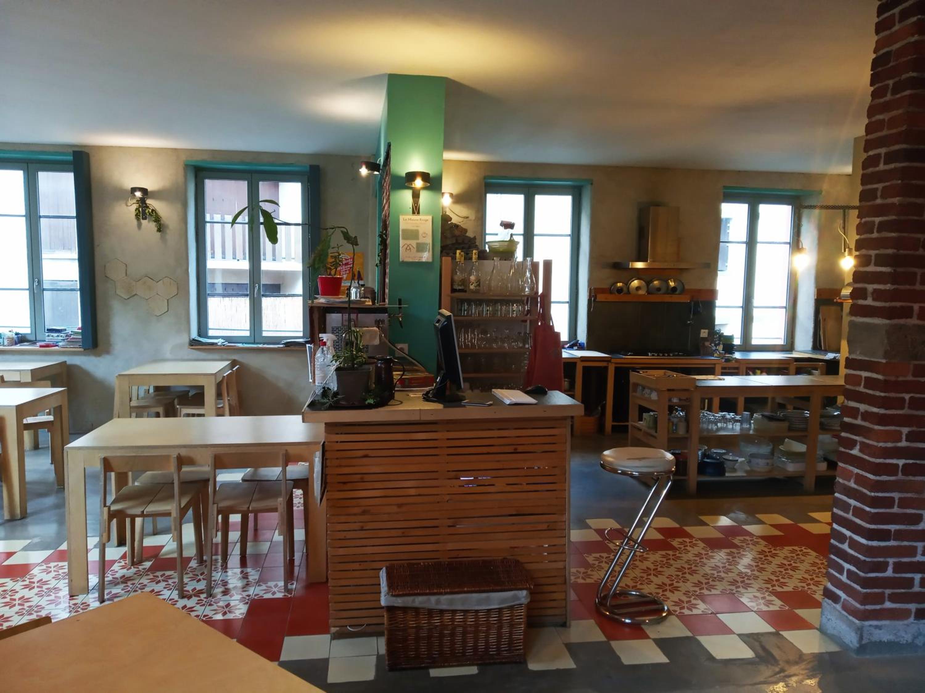 La Maison Rouge - Backpacker Hostel view 4