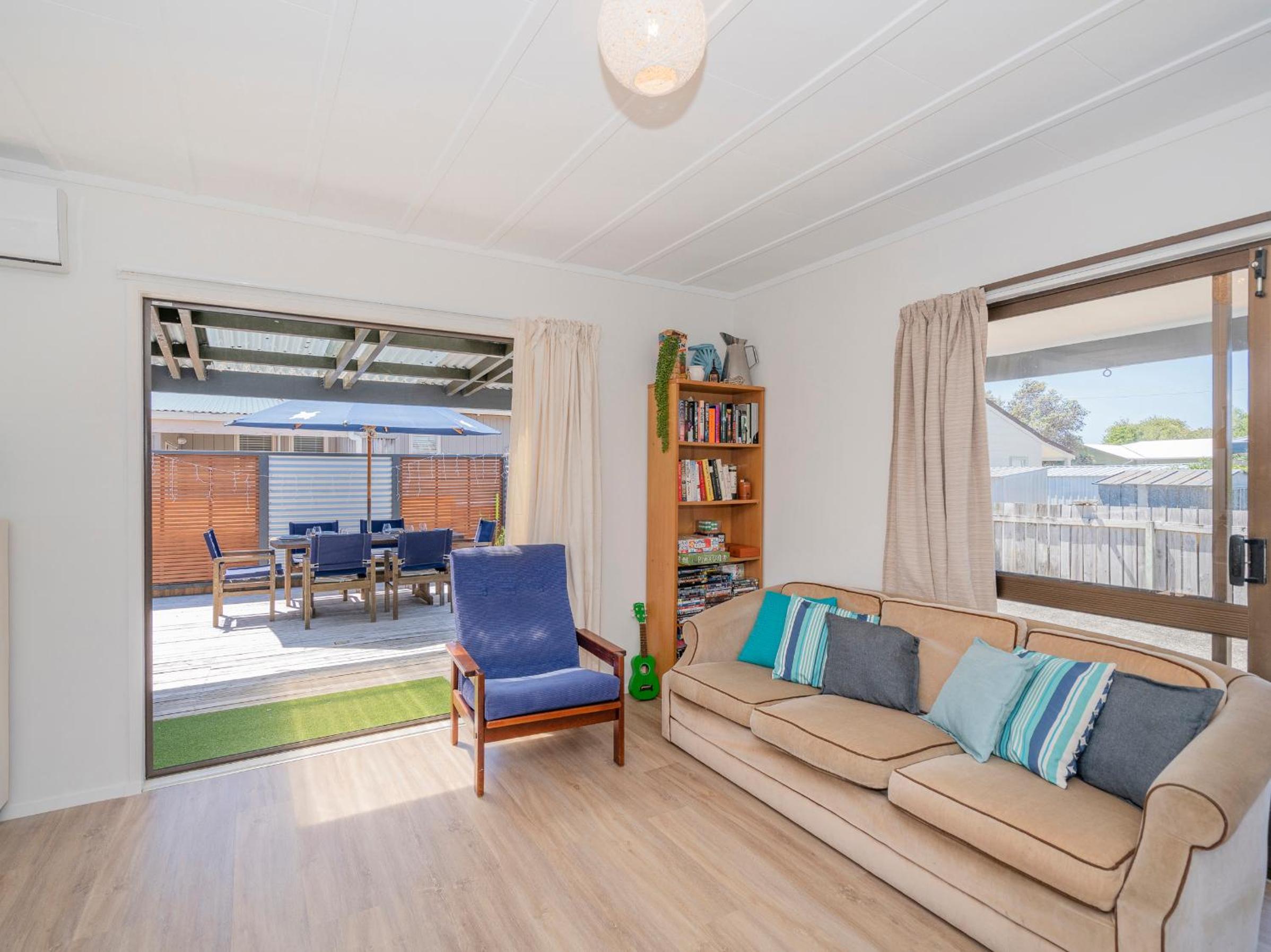 Shore Beats Work - Whangamata Holiday Home view 3