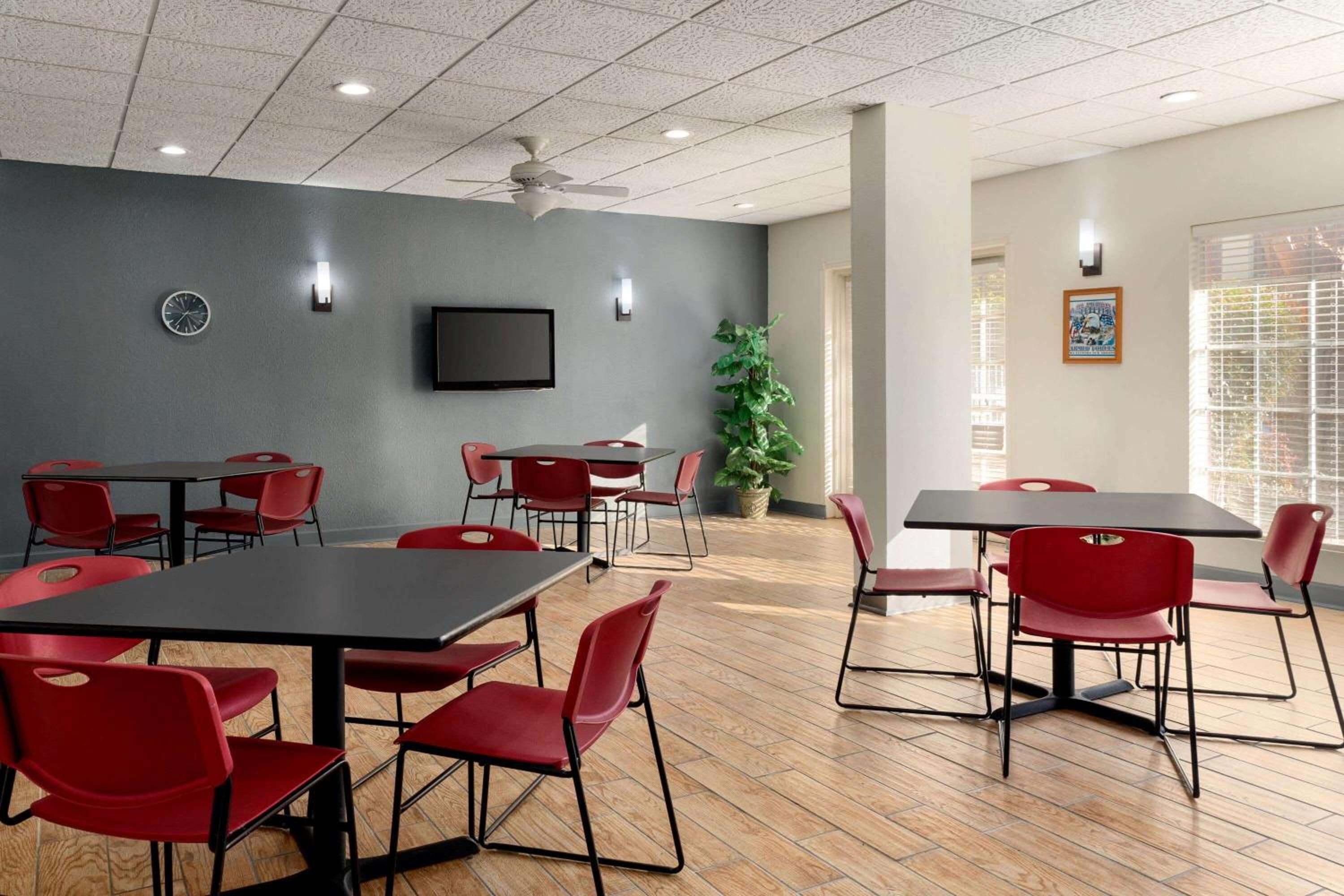 Lawton Vacations - Days Inn by Wyndham Lawton - Property Image 2