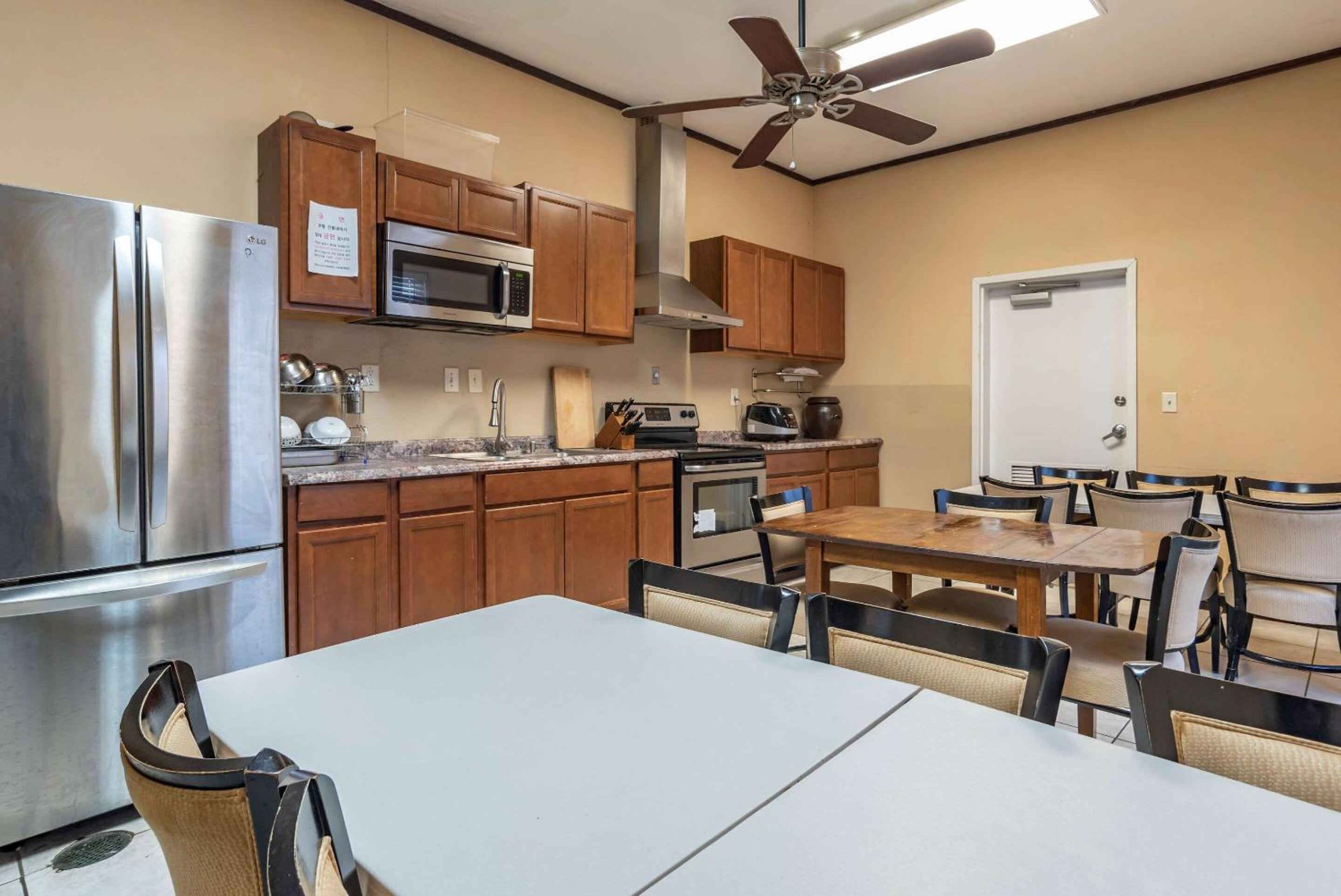 Montgomery Vacations - Comfort Suites Airport South - Property Image 8