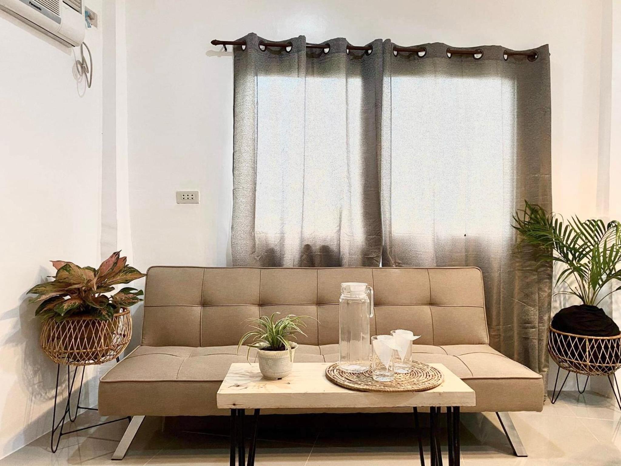 Best studio flat w/ NETFLIX near airport and beach! view 3