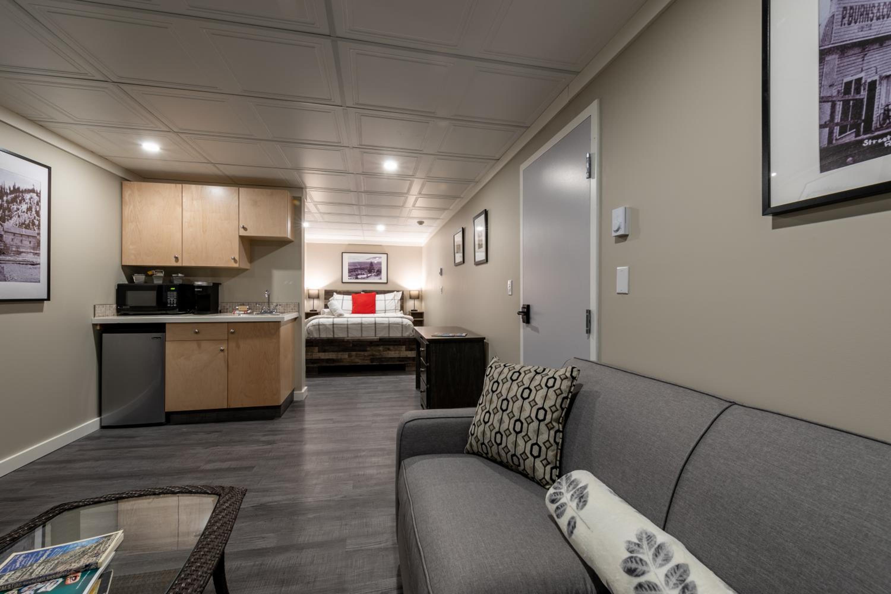 Golden Vacations - The Cache Hotel and Lodgings - Property Image 2