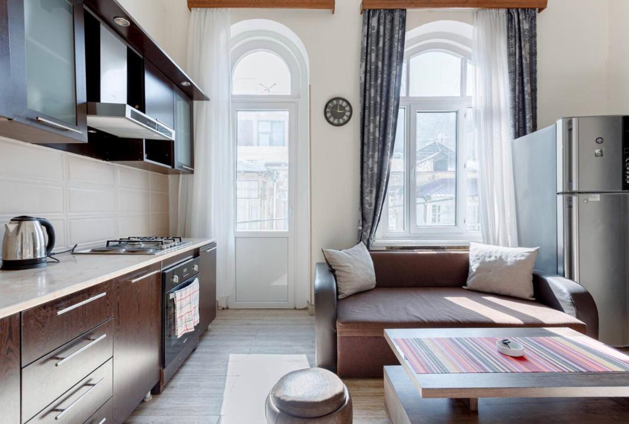 Central Location King Size Bed view 3