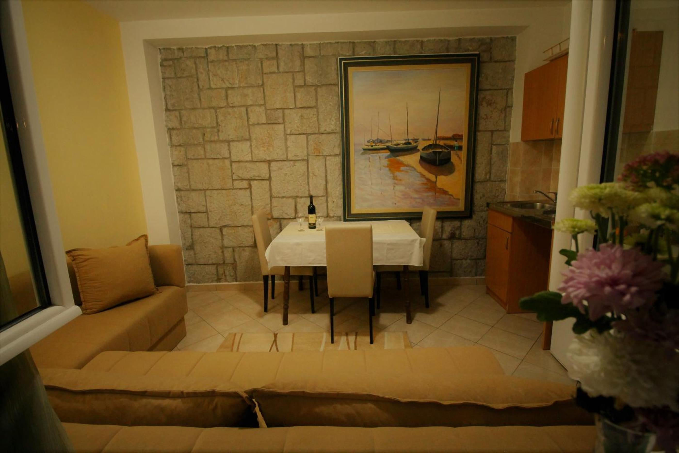 Apartments Mitrovići Miločer