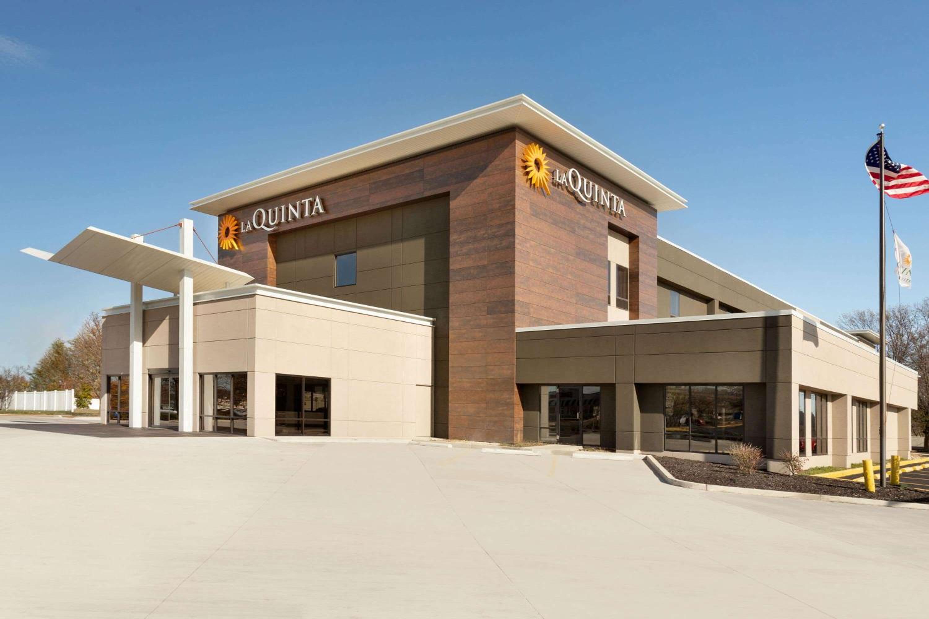 St Louis Vacations - La Quinta Inn  Suites by Wyndham St Louis Route 66 - Property Image 1