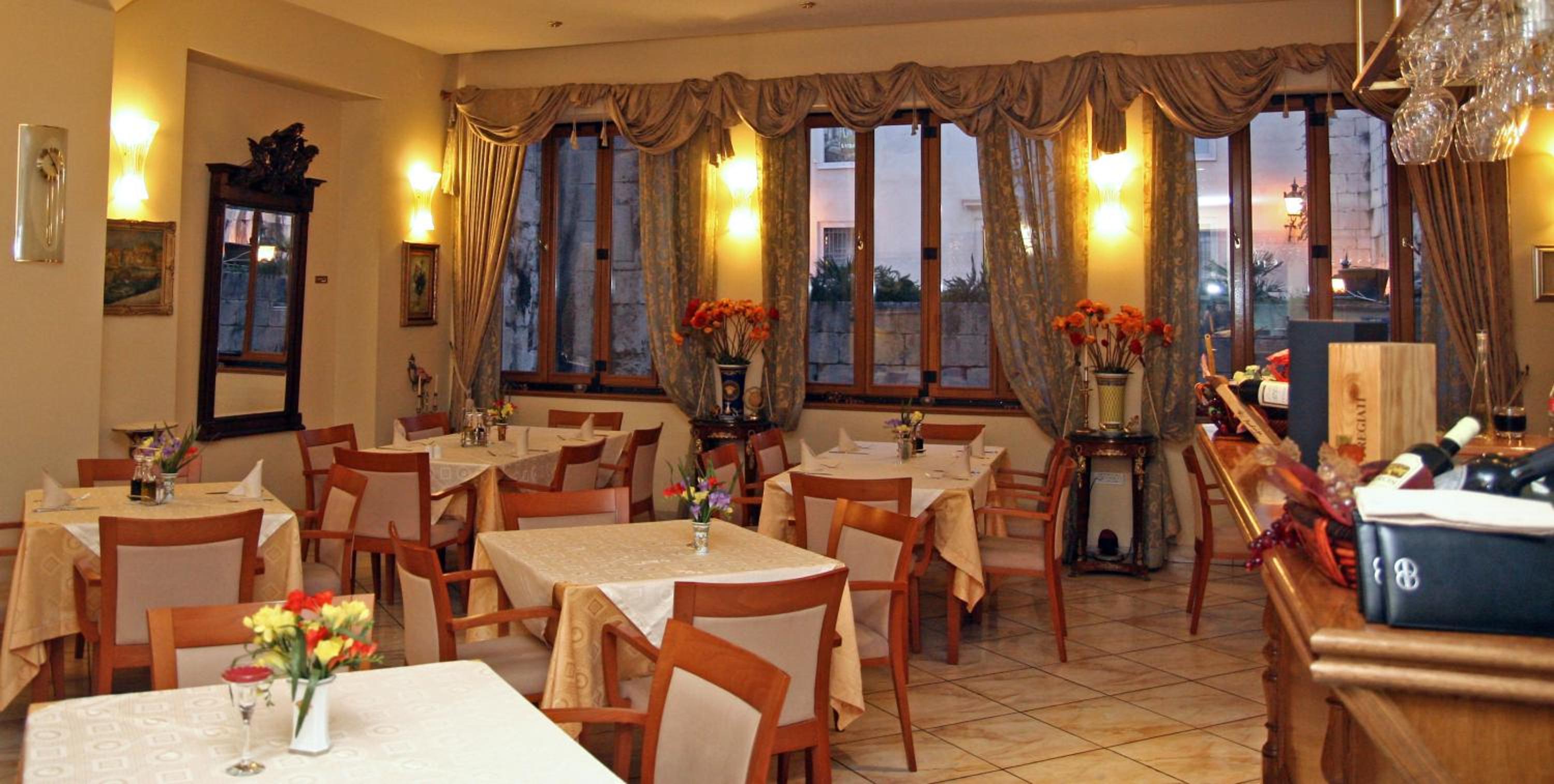 Hotel Peristil