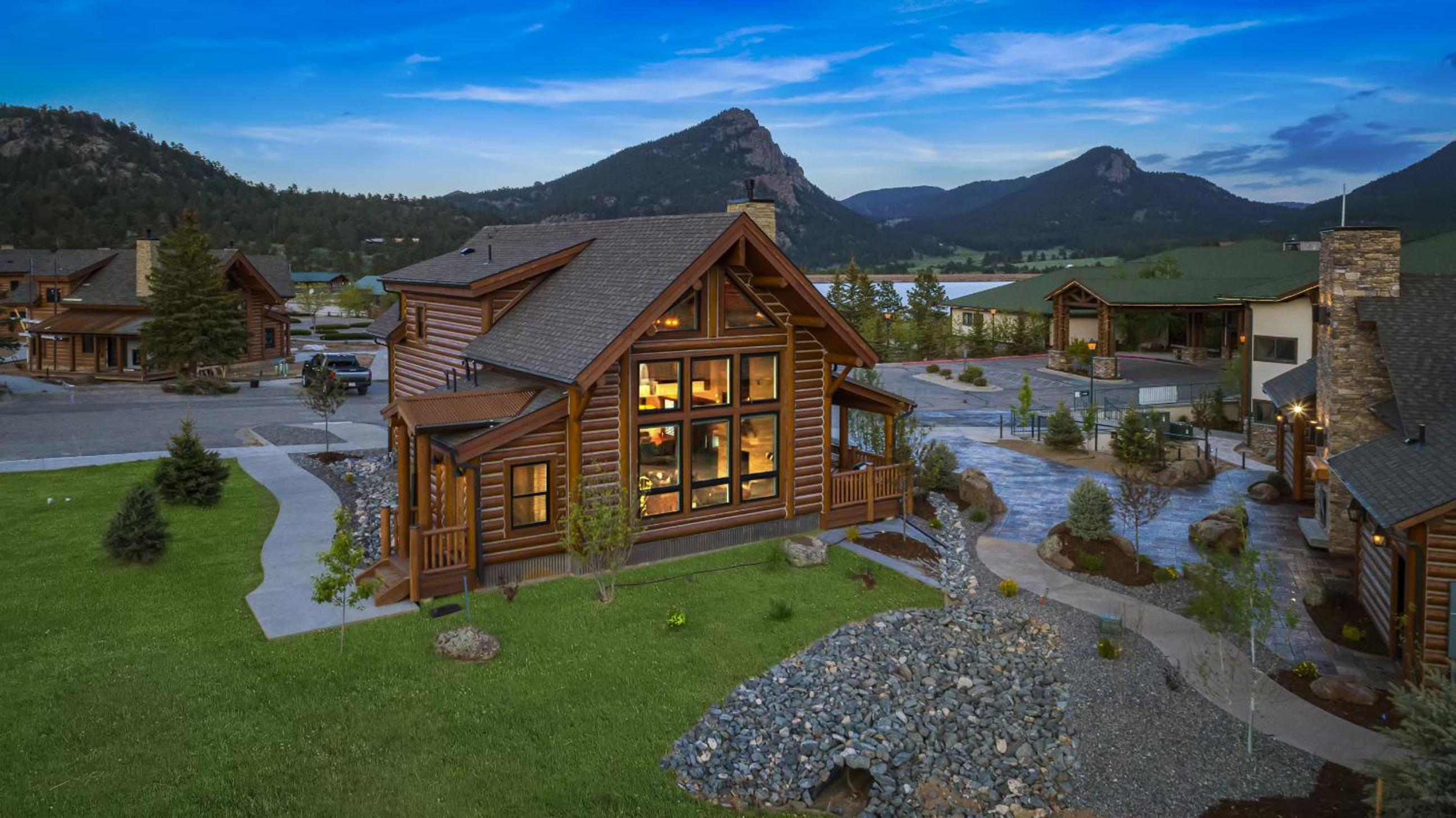 Estes Retreat – Indoor/Outdoor Fireplace, Jacuzzi, Close to Downtown Estes view 2