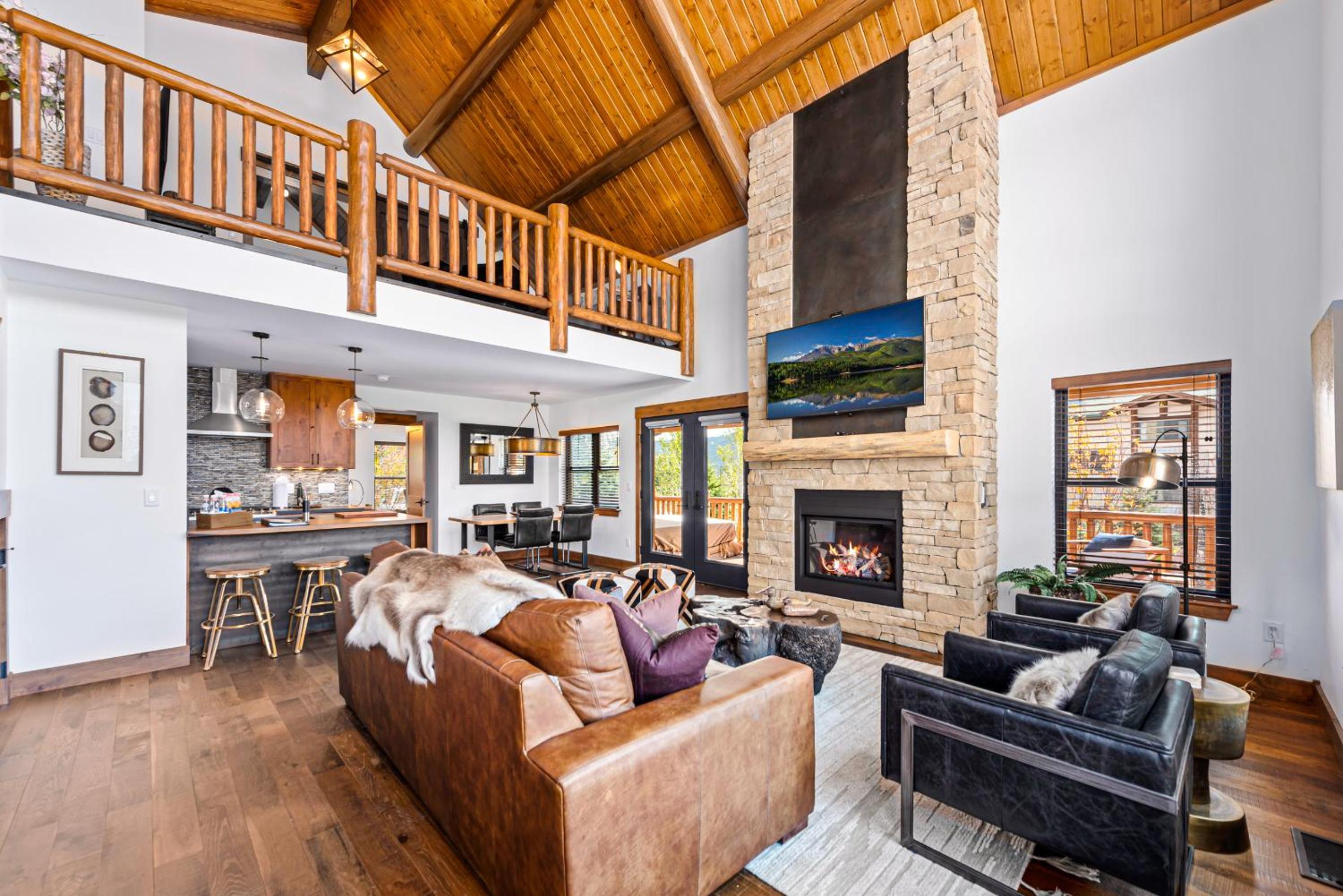 Estes Retreat – Indoor/Outdoor Fireplace, Jacuzzi, Close to Downtown Estes view 3