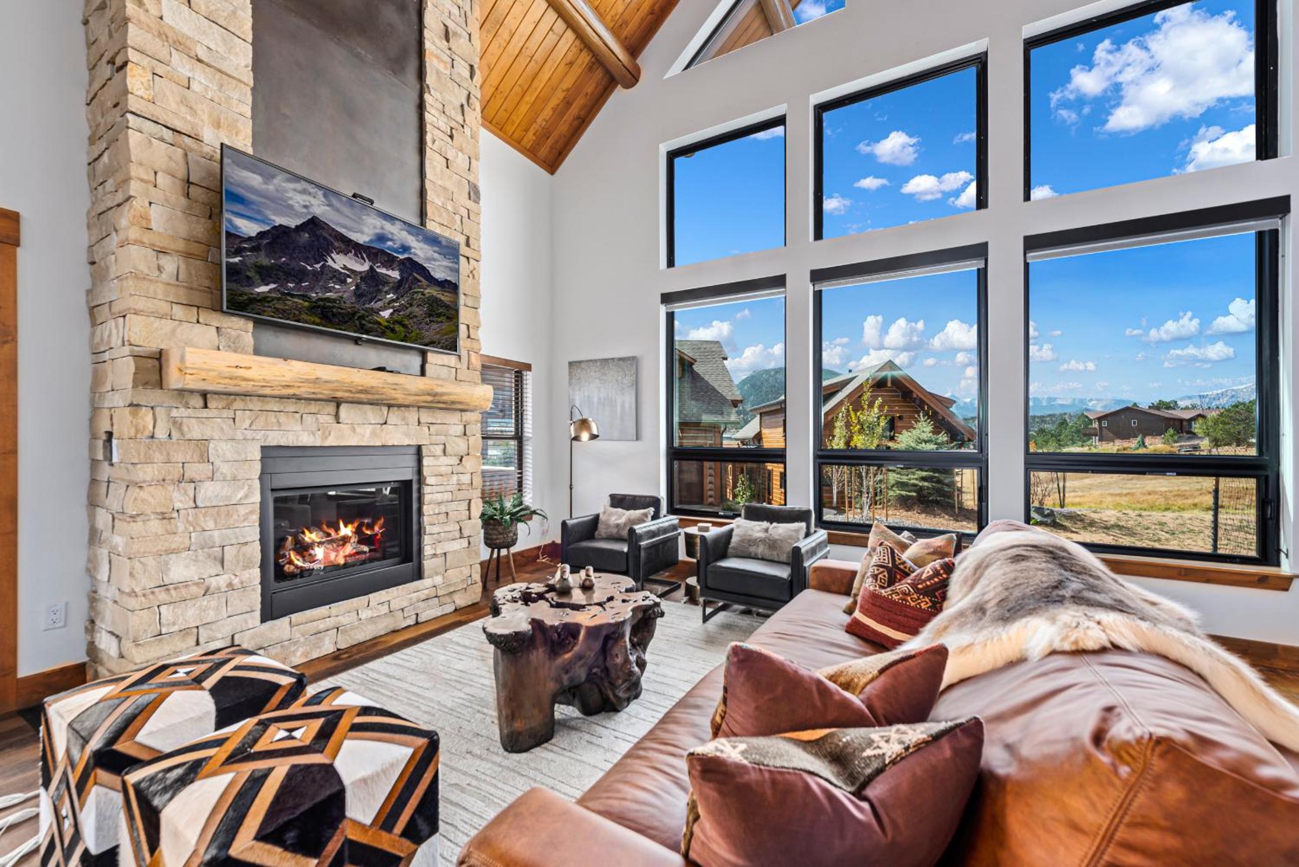 Estes Retreat – Indoor/Outdoor Fireplace, Jacuzzi, Close to Downtown Estes view 4