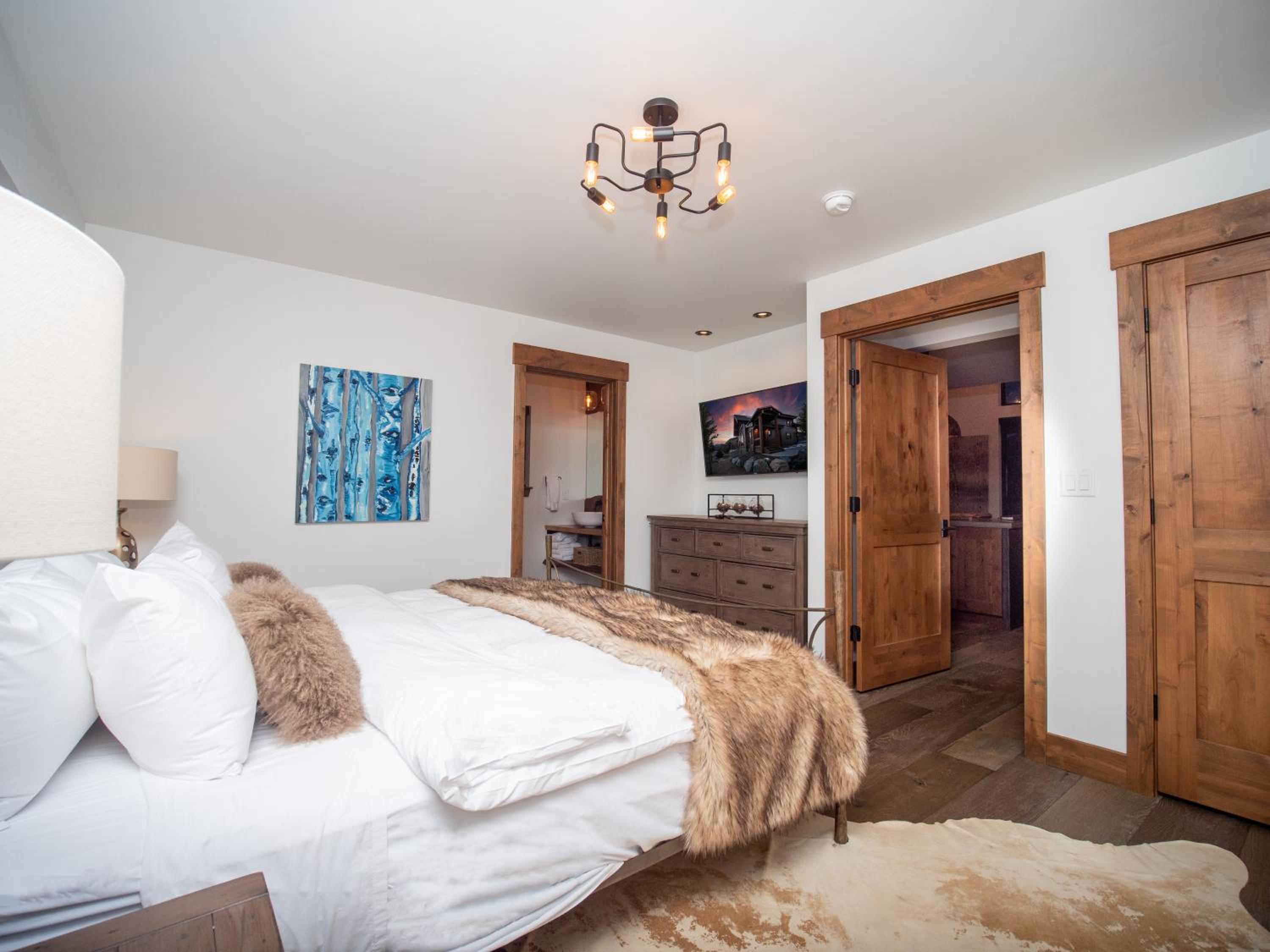 Rocky Mountain Escape - Steps to Lake Estes, Jacuzzi, Close to Downtown Estes - Property Image 1