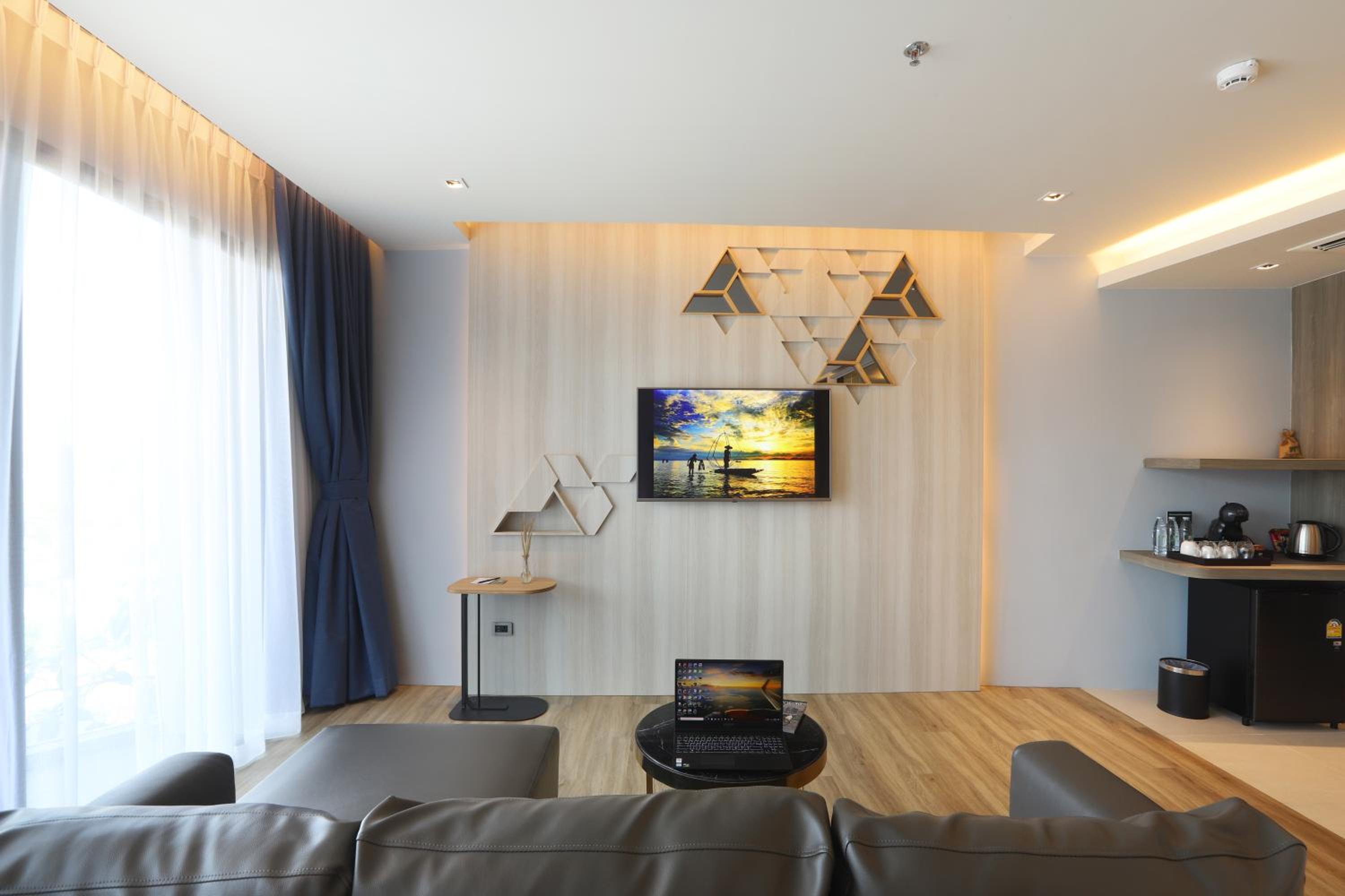 The Signature Hotel Airport 12