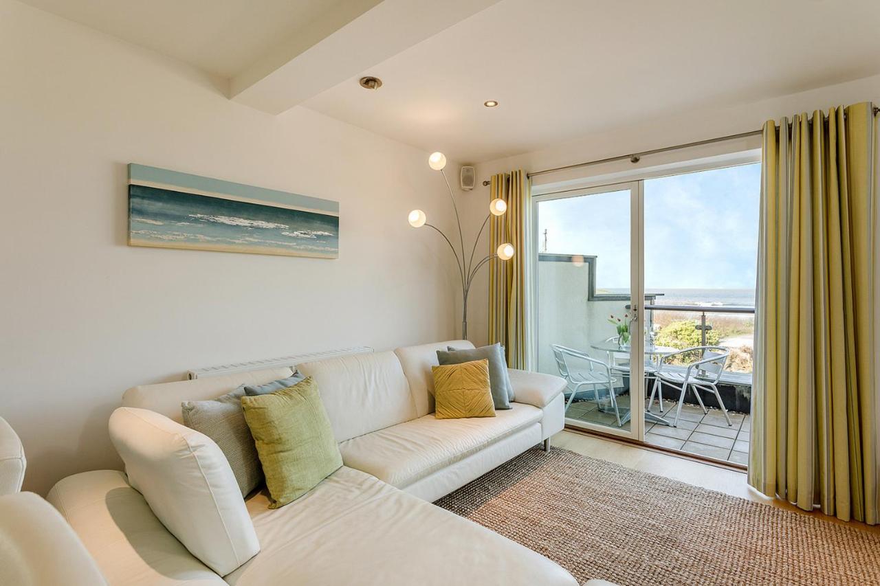 Apartment by the beach, sea views view 4