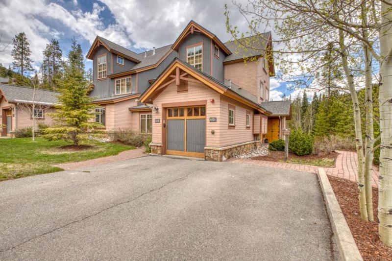 Private Family Friendly 2 Bedroom Townhome Located In East Keystone With Access To Free Shuttle Service