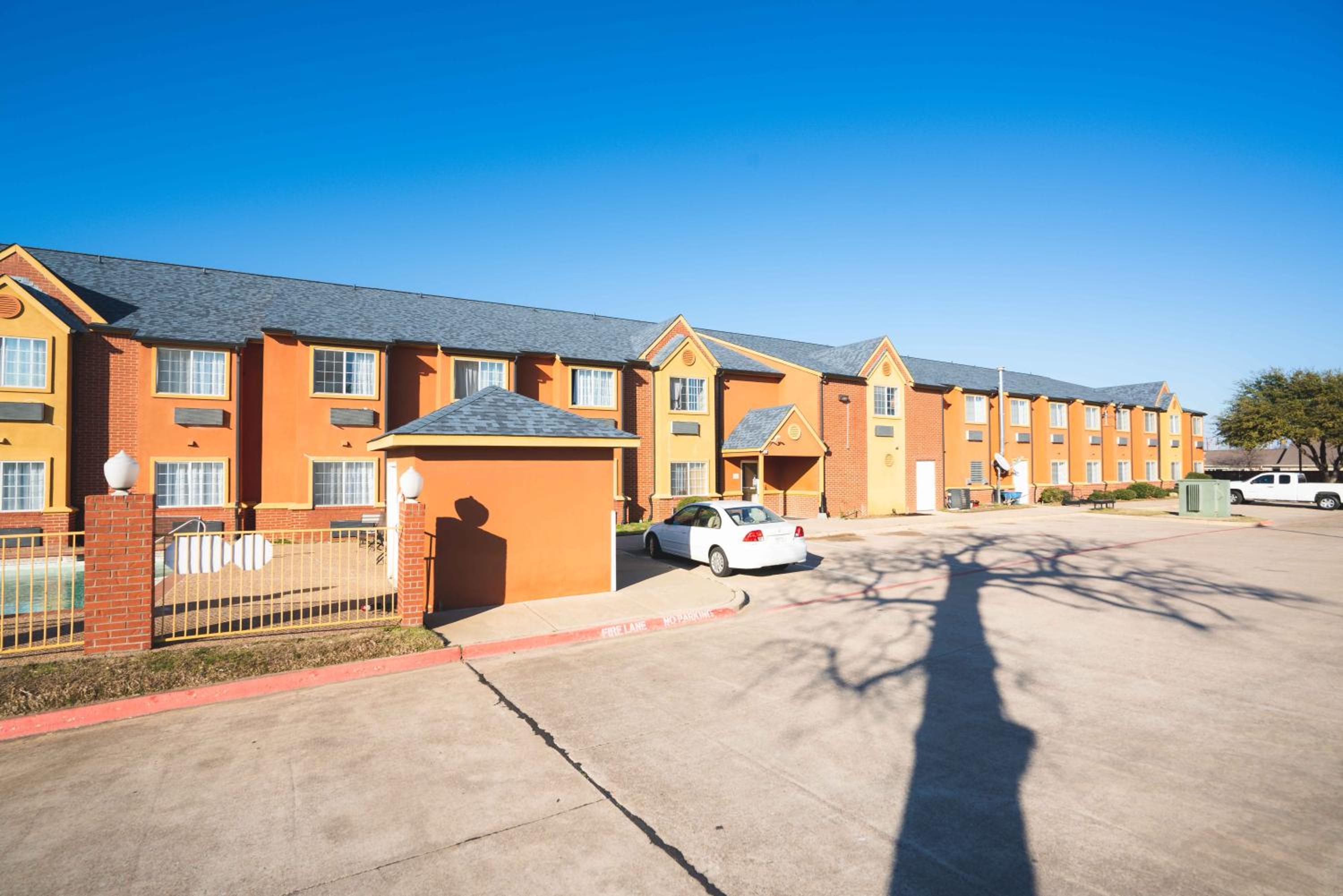 Red Roof Inn & Suites Euless - DFW Airport Southwest
