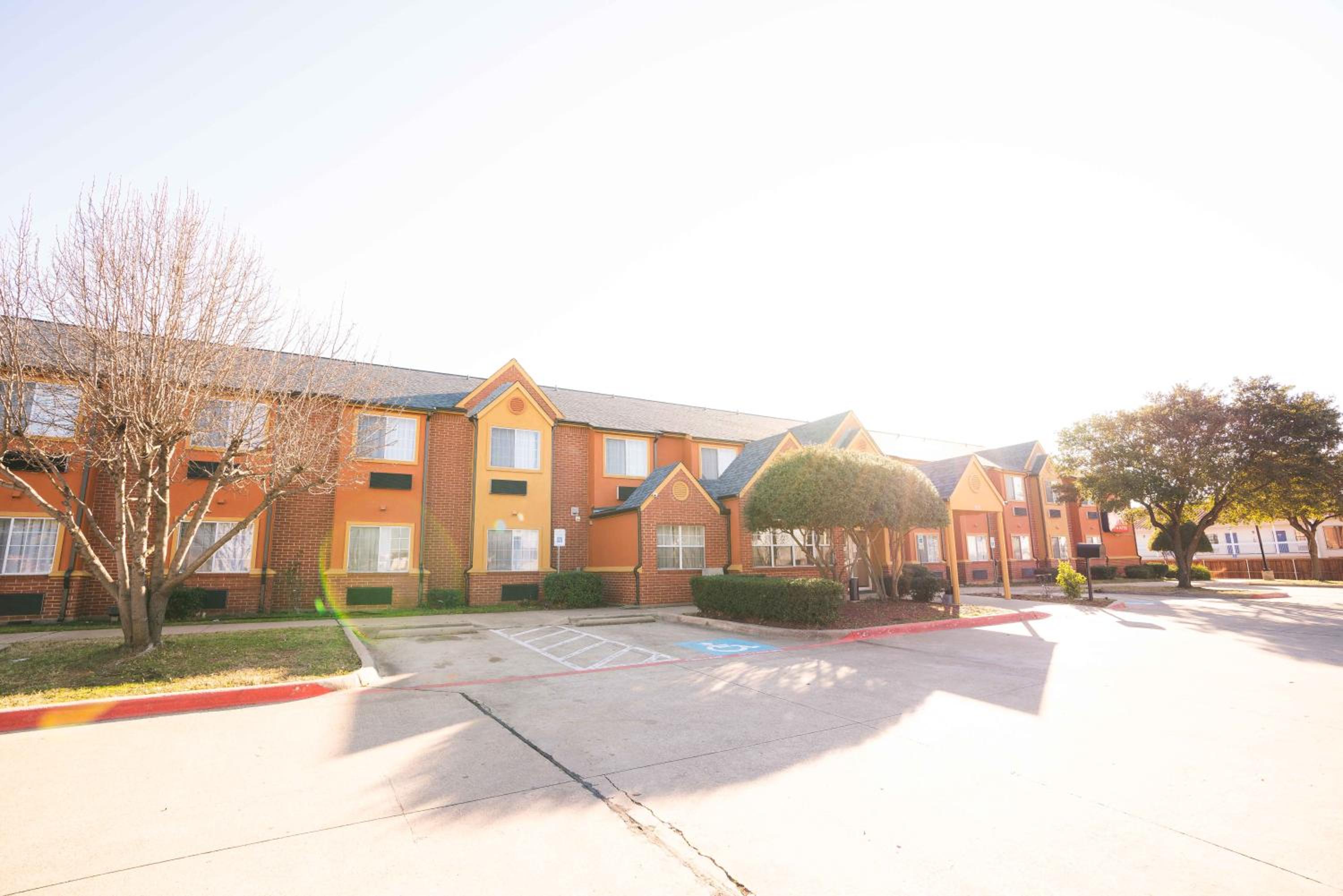 Red Roof Inn & Suites Euless - DFW Airport Southwest