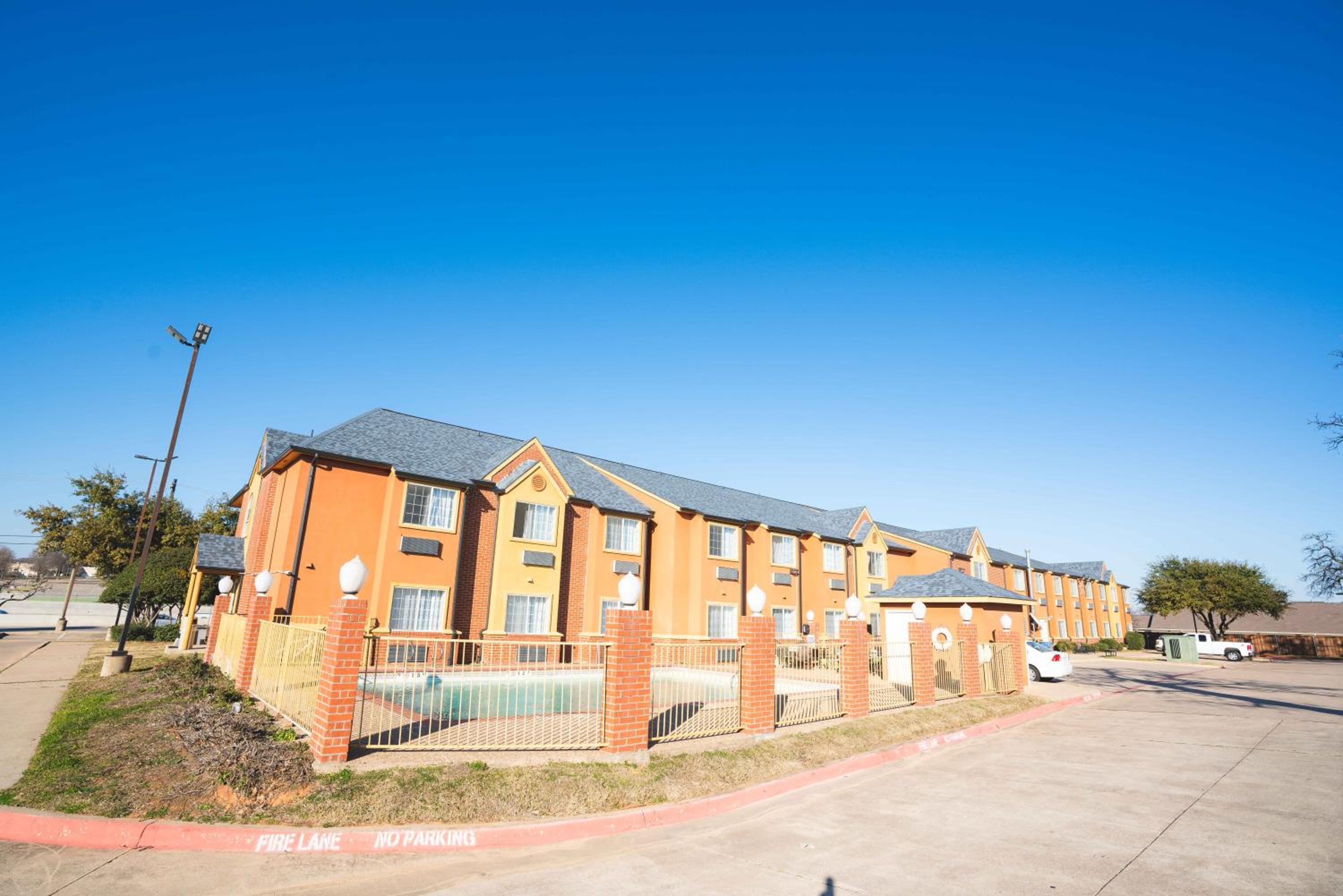 Red Roof Inn & Suites Euless - DFW Airport Southwest