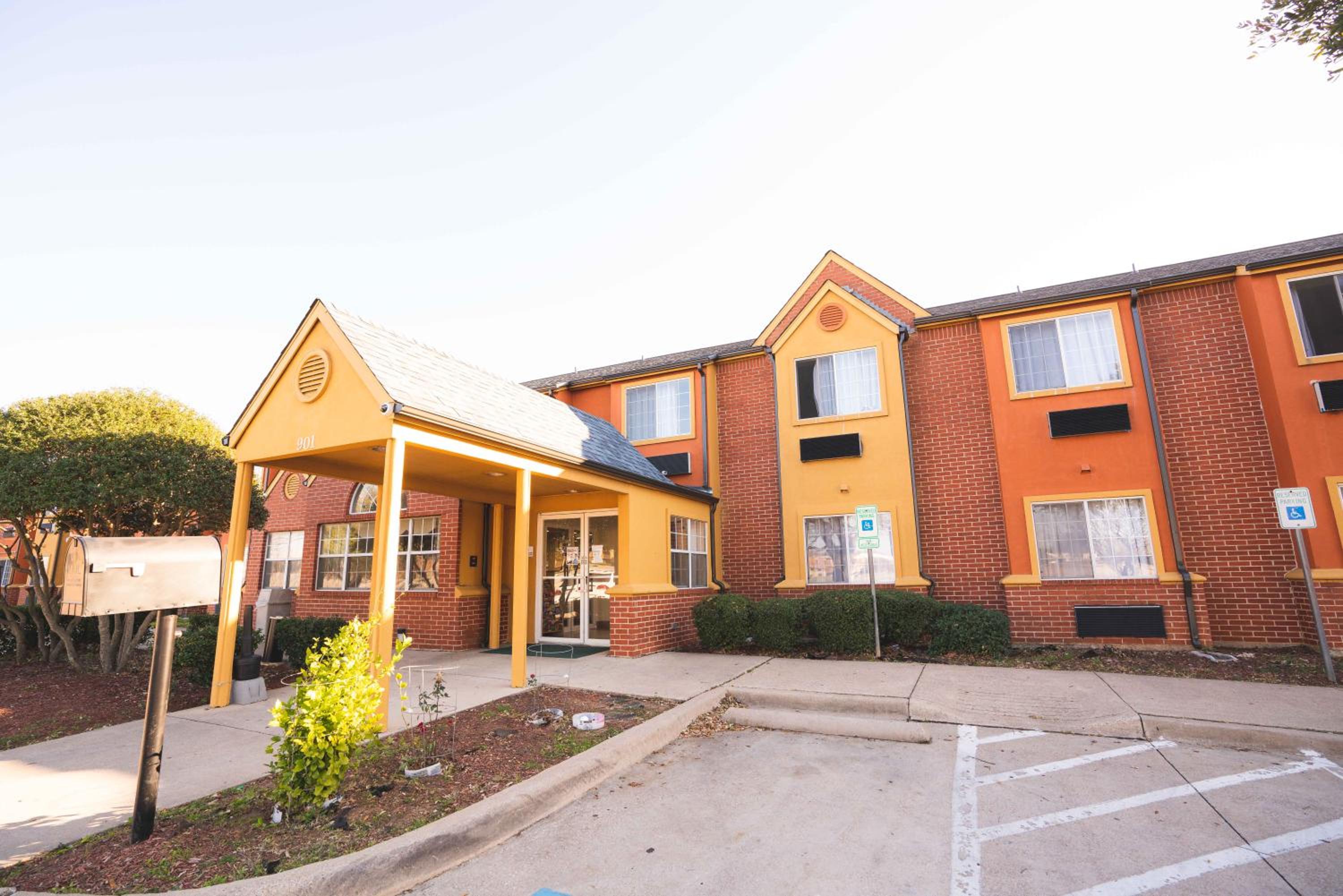 Red Roof Inn & Suites Euless - DFW Airport Southwest