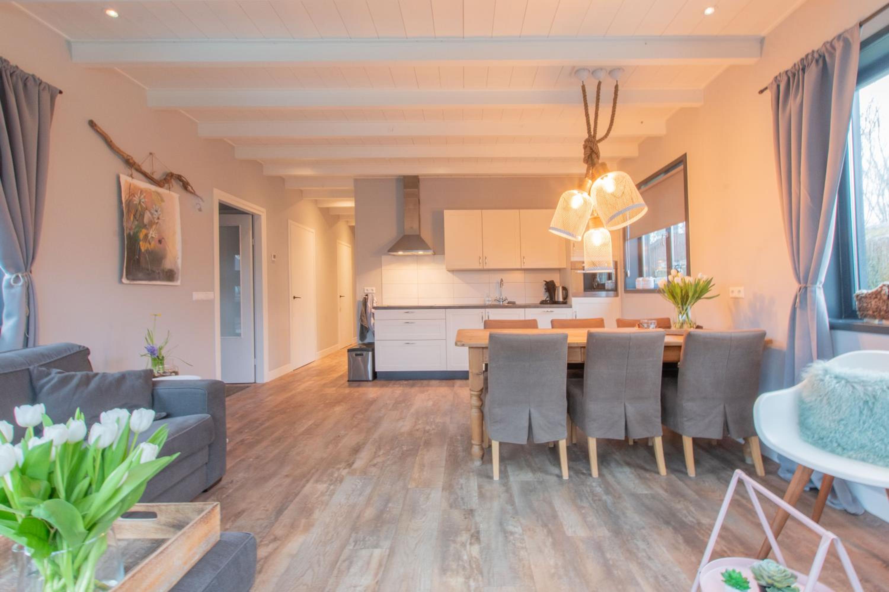 Stijlvol ingerichte bungalow in Baarland view 4