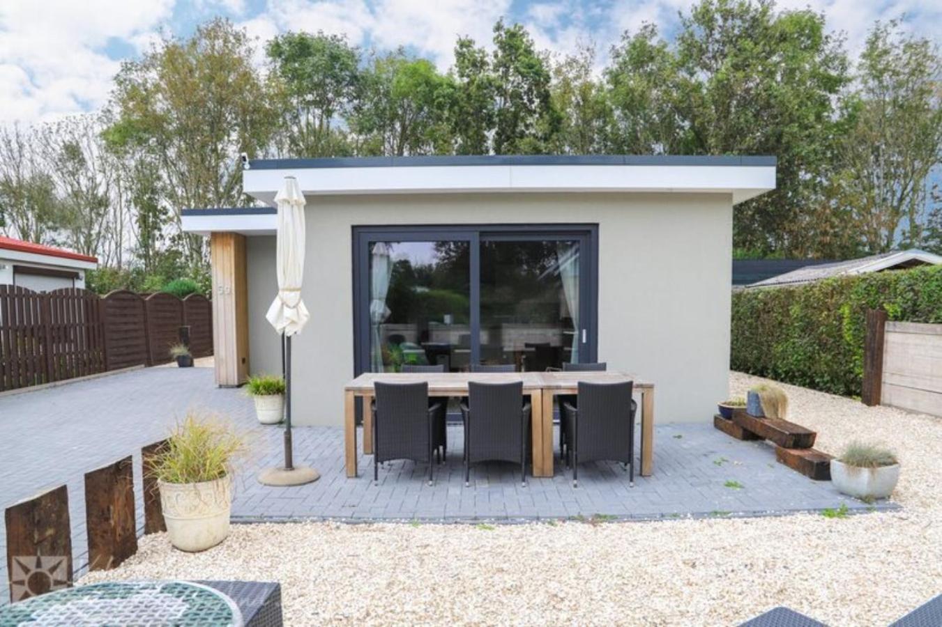 Stijlvol ingerichte bungalow in Baarland view 3