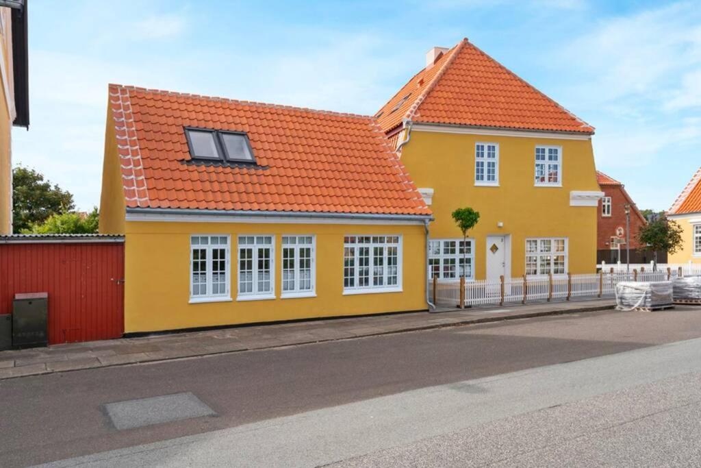 2 Centralt beliggende og lyst indrettet lejlighed