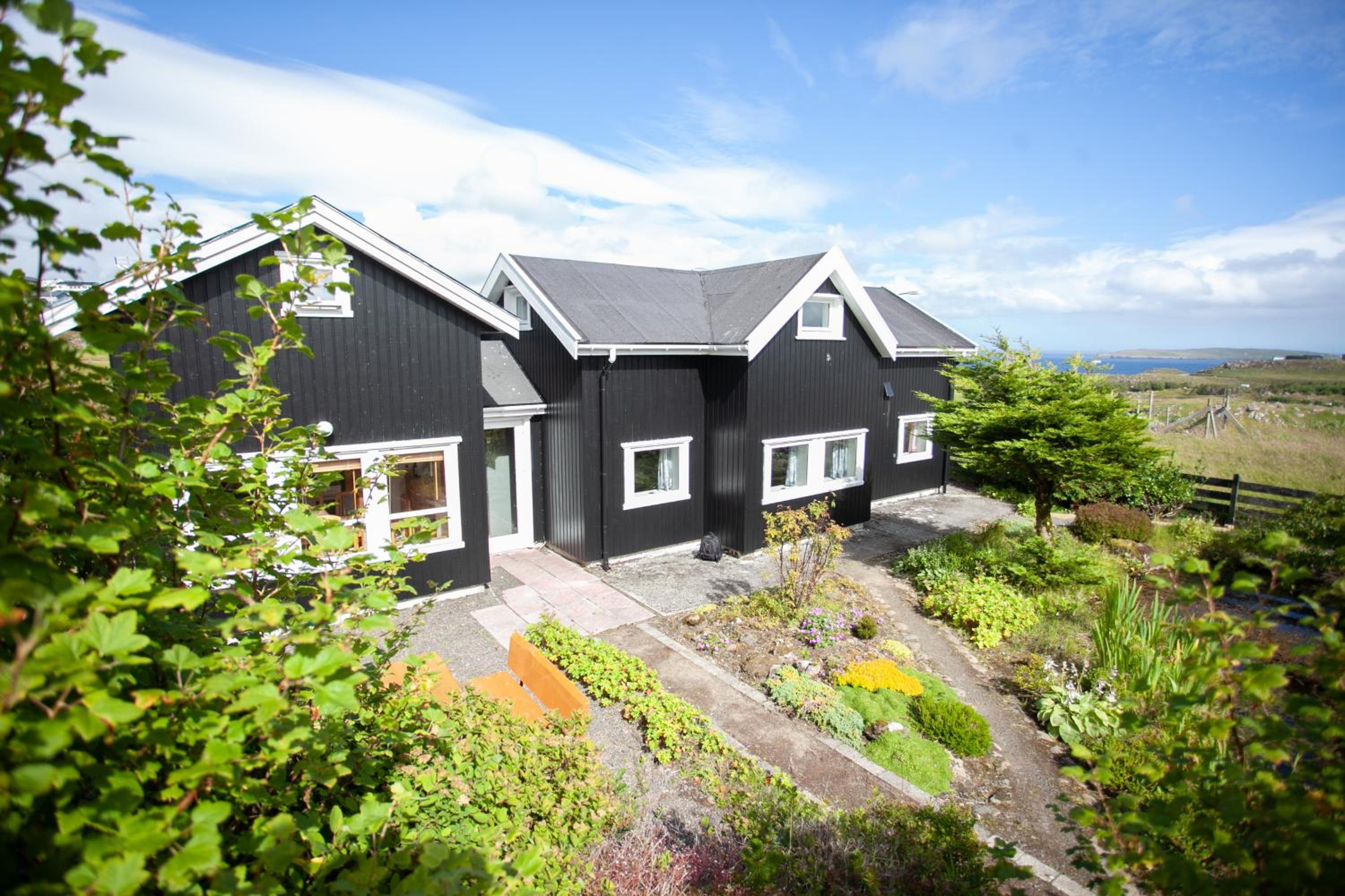 Red Robin - Vacation homes next to Svartifossur waterfall view 5