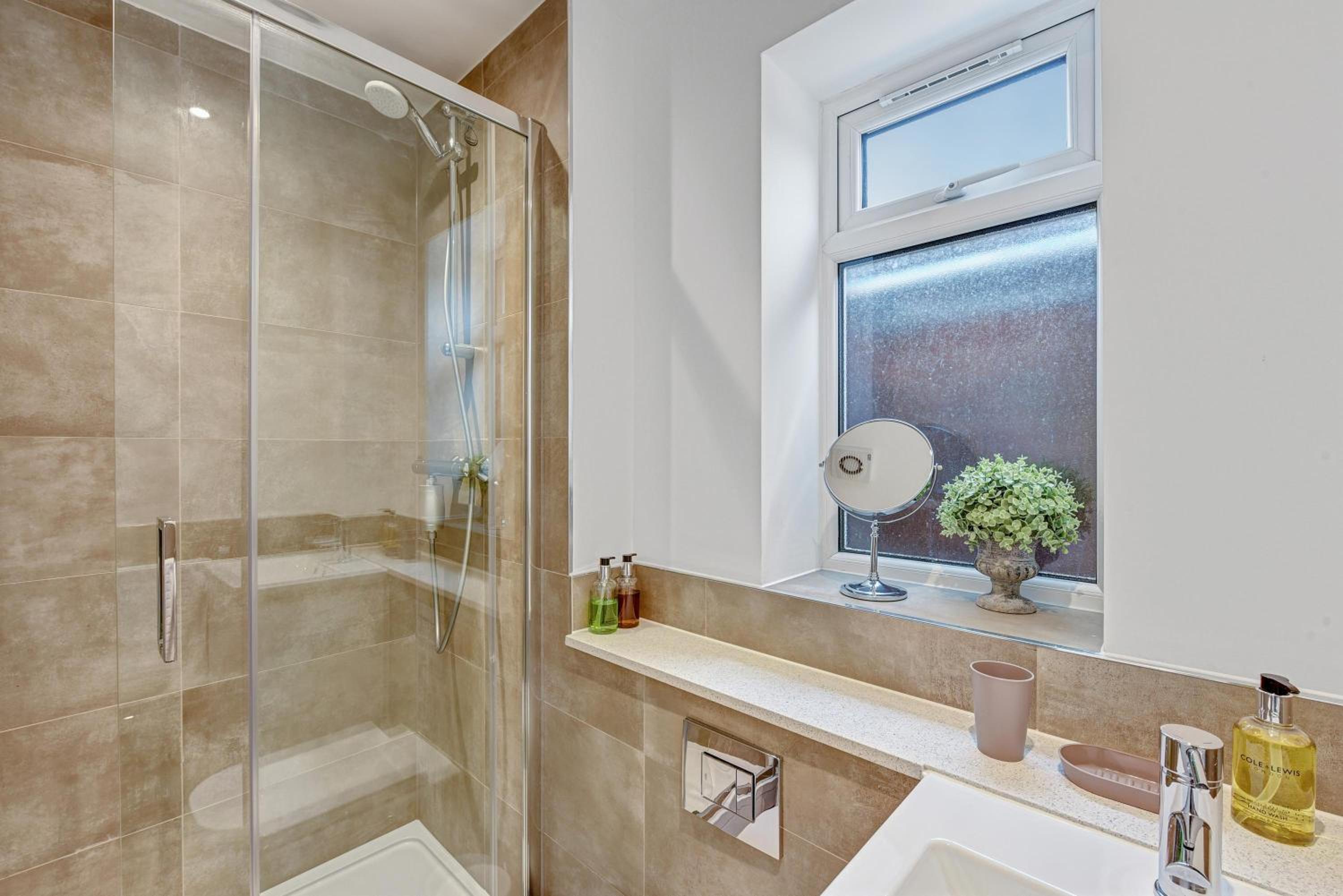 St Martins 2 Bedroom Apartments in Ruislip By 360 Stays view 5