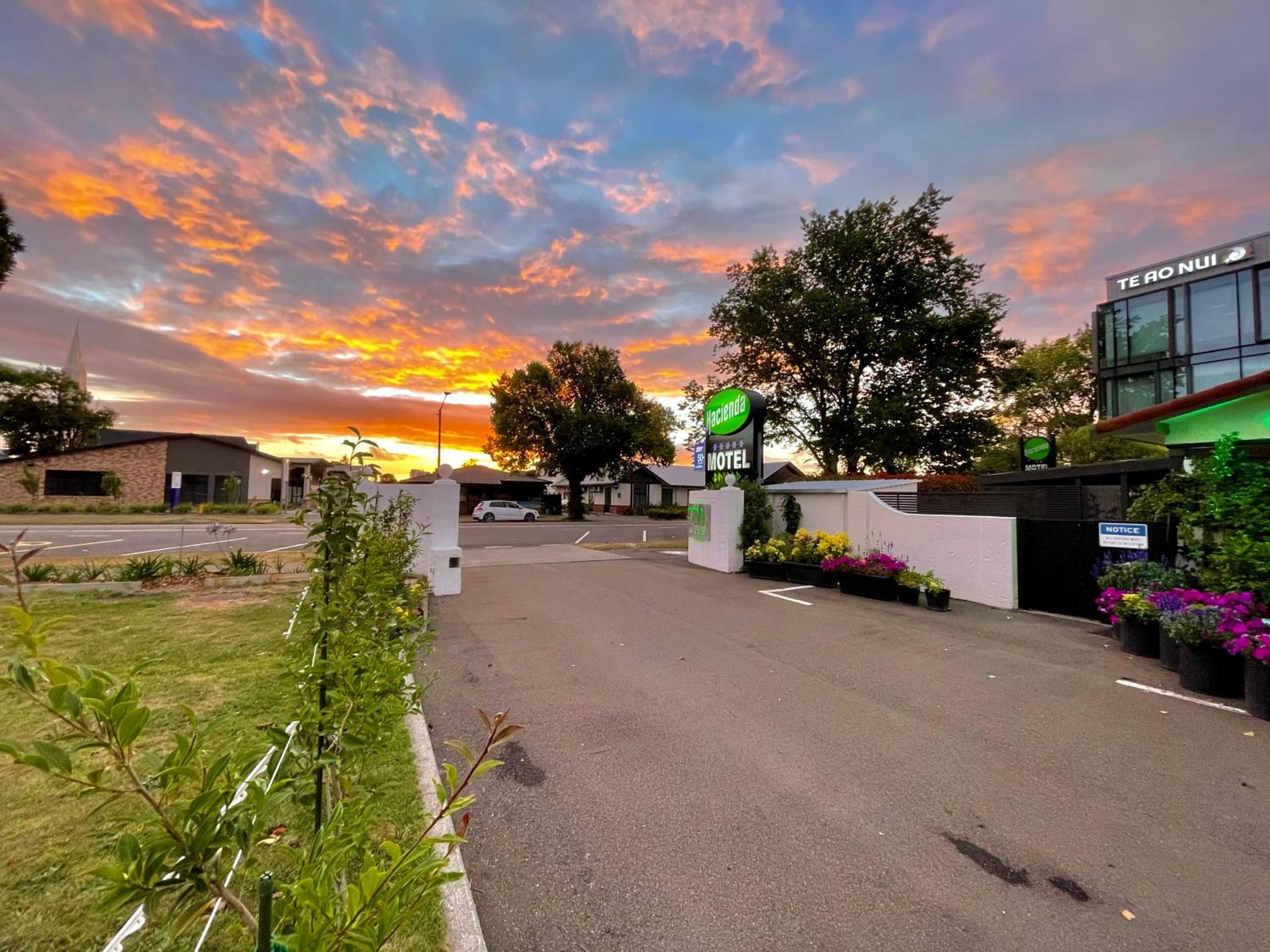 Hacienda Motor Lodge