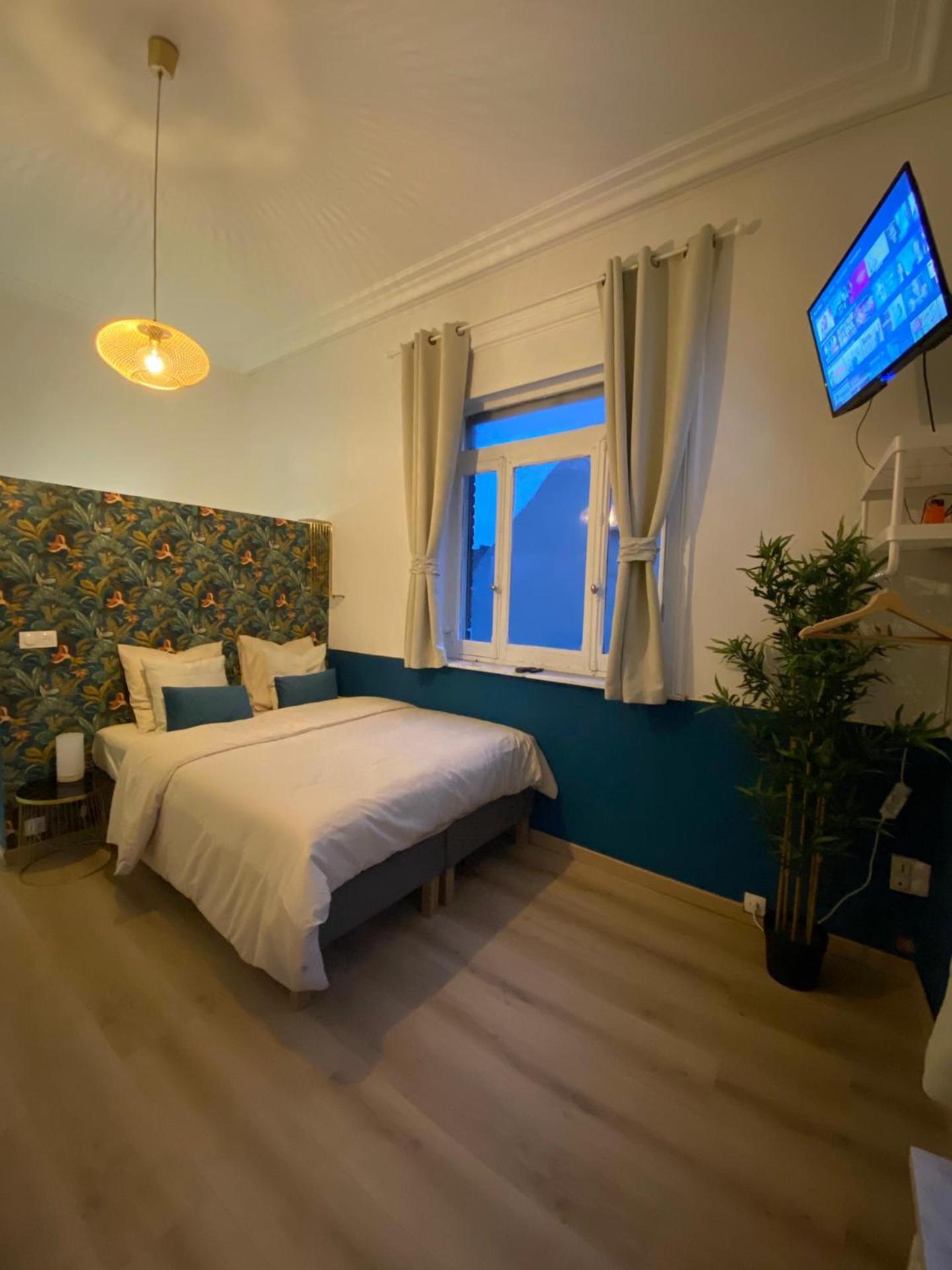 Roubaix Lille private shower & Netflix view 5