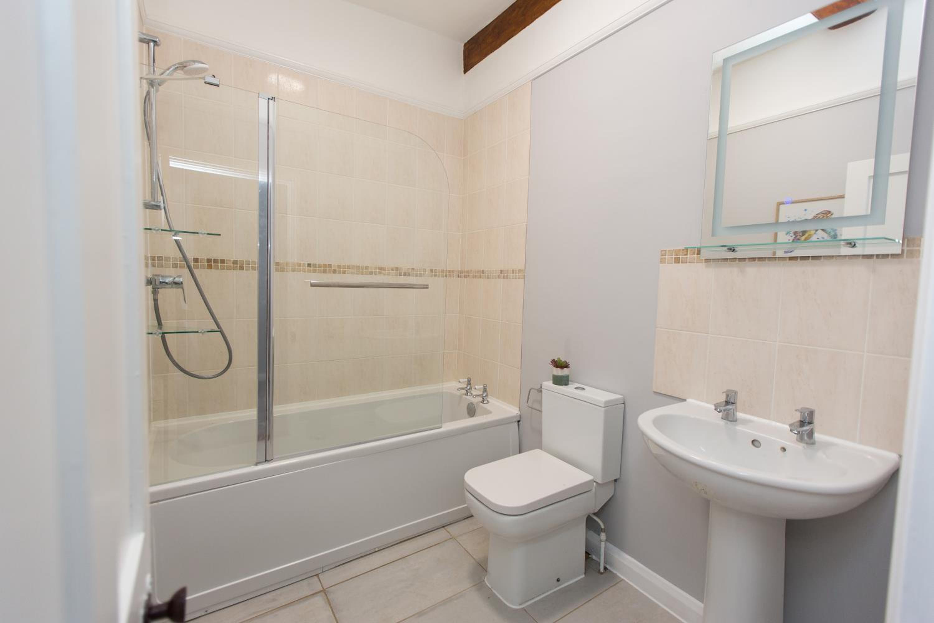NEW Bespoke 2 BED Town Centre Serviced Apartment view 3