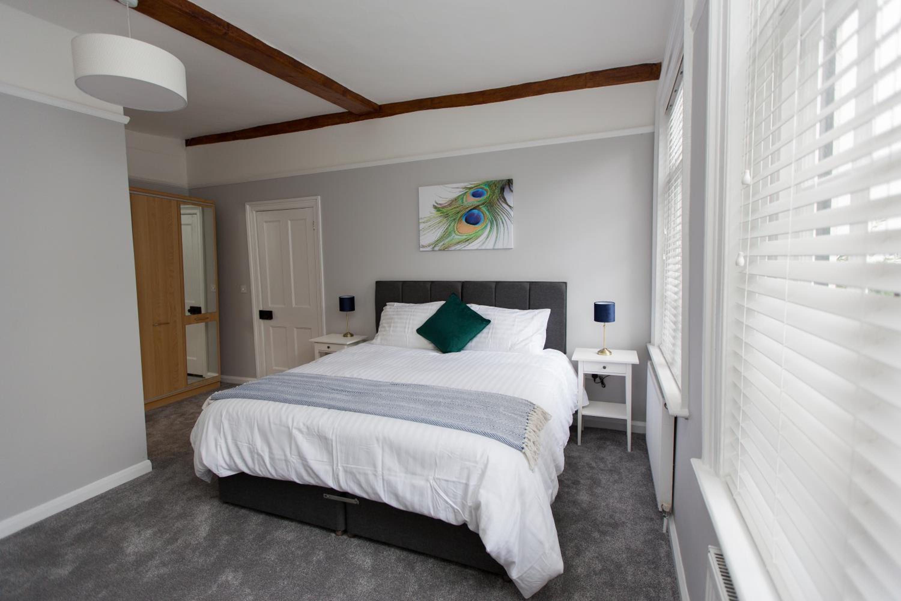 NEW Bespoke 2 BED Town Centre Serviced Apartment view 2