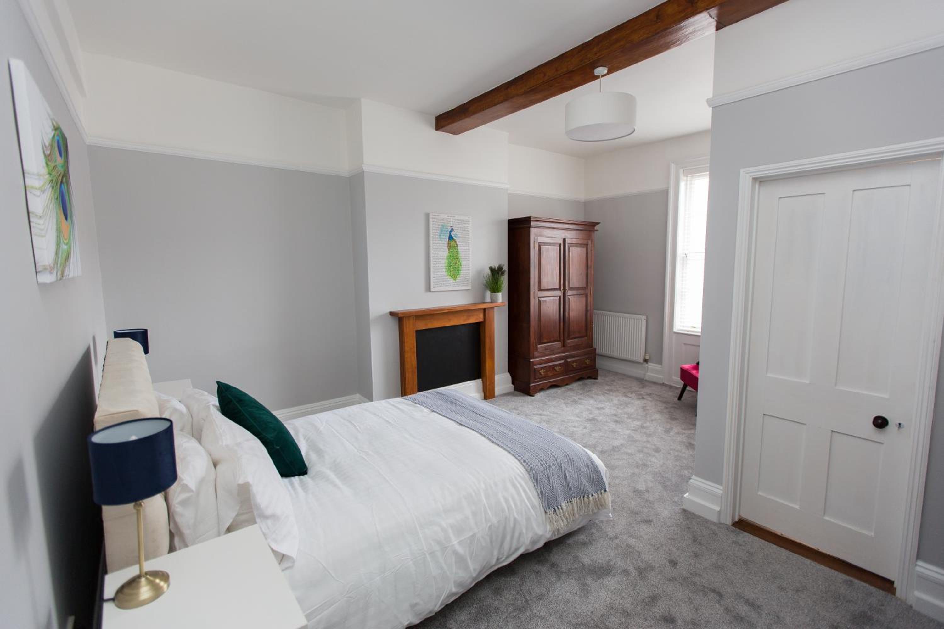 NEW Bespoke 2 BED Town Centre Serviced Apartment view 4