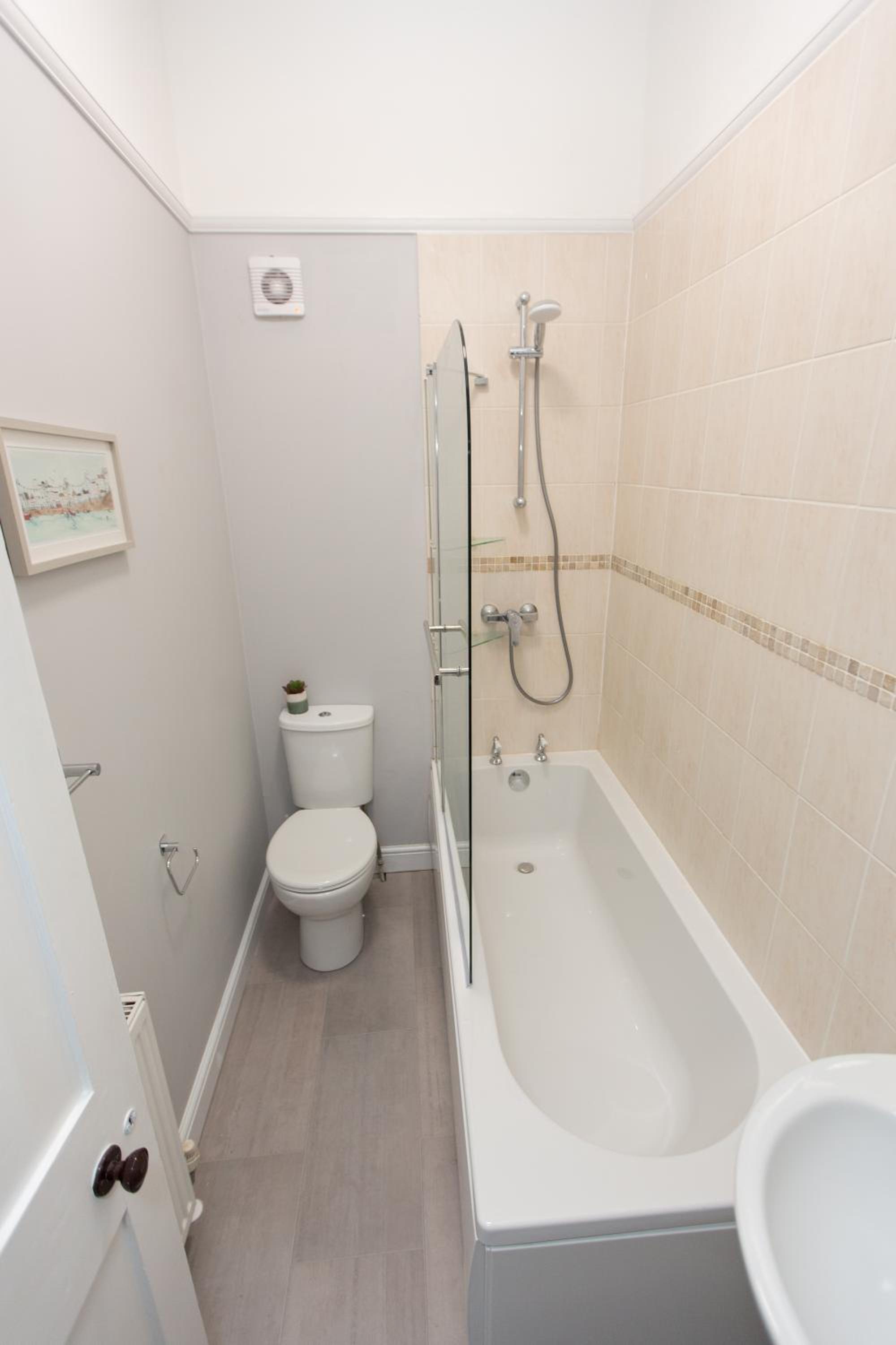 NEW Bespoke 2 BED Town Centre Serviced Apartment view 5