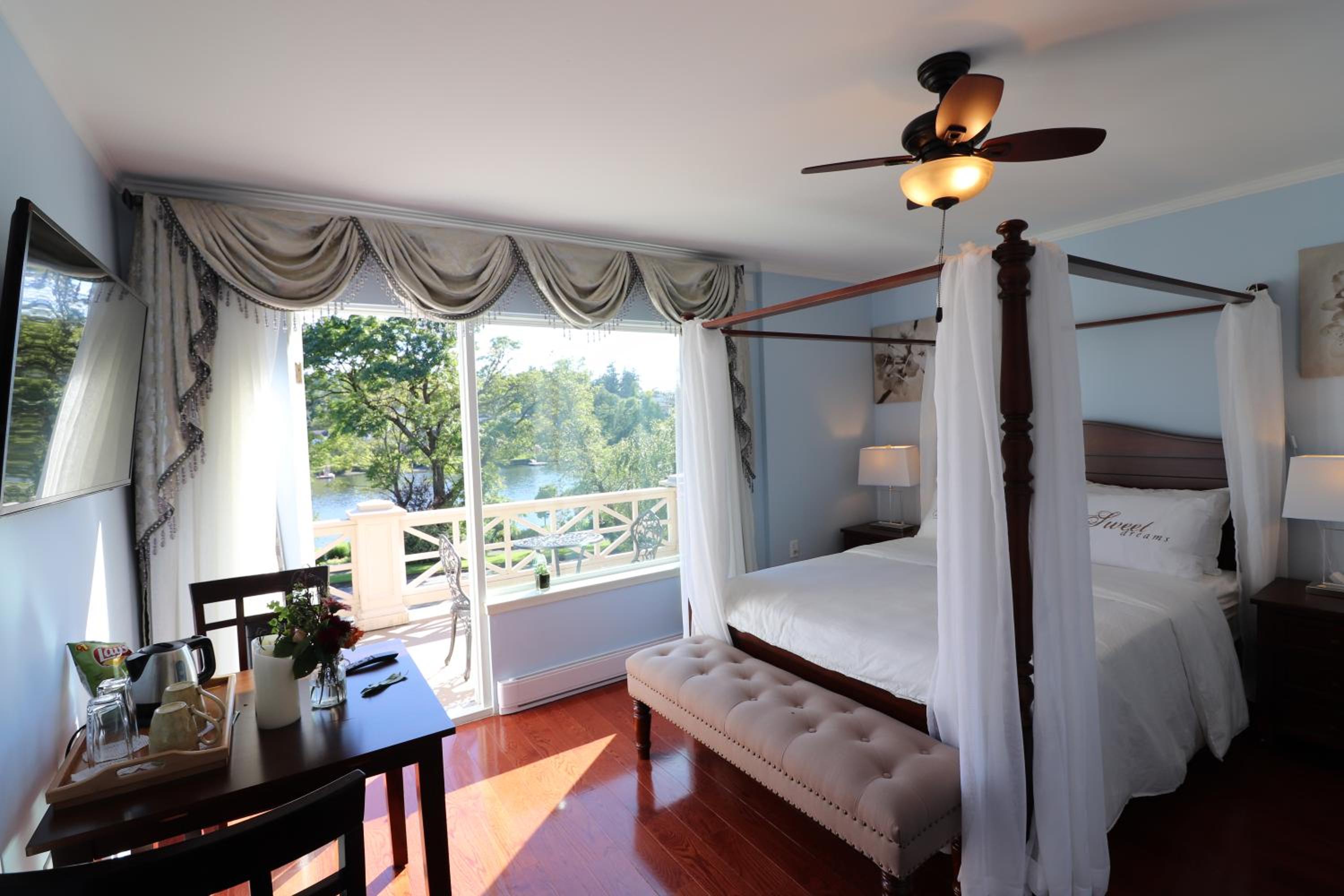 Lipton Place by Elegant Waterfront